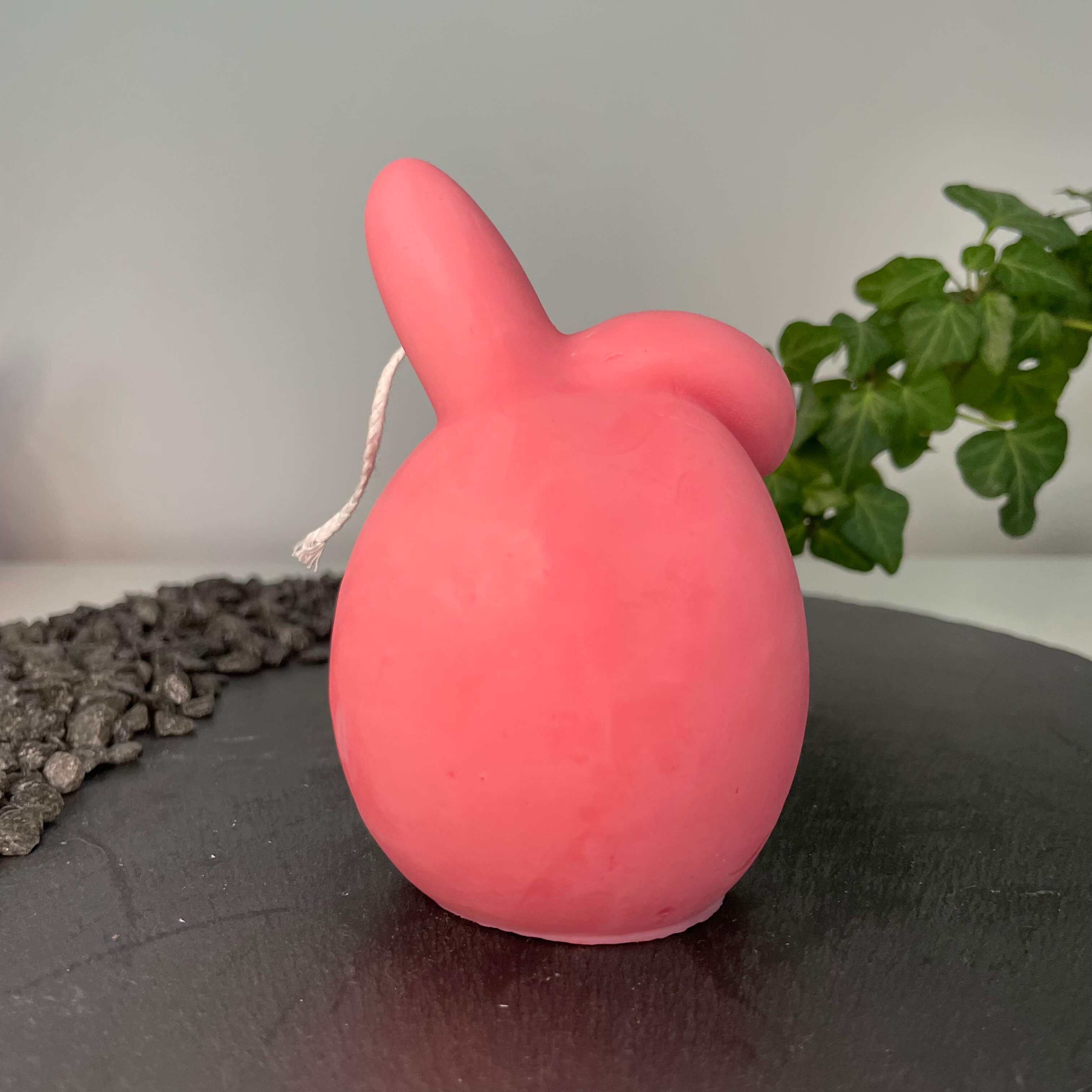 Die Hoppy Easter Egg Kerze ist handgemacht aus Bio Sojawachs. Sie ist nachhaltig, vegan und umweltfreundlich. In der Farbe Pink.