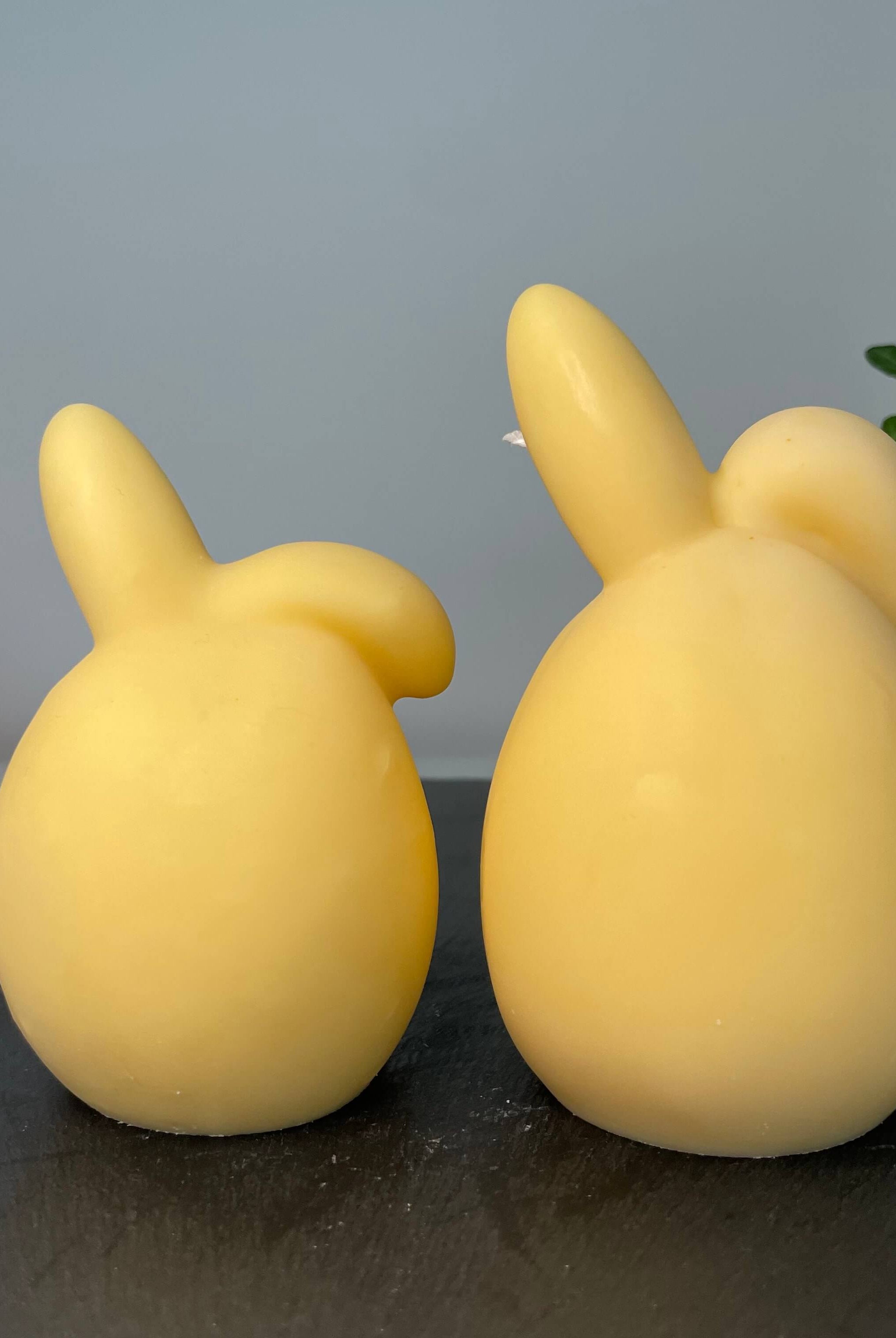 Hoppy Easter Egg Kerzen. Sie sind in verschiedenen Düften erhältlich. Die Düfte haben einen angenehmen und beruhigenden Geruch. Perfekt für entspannte Tage und Osterfeiertage. In Gelb.