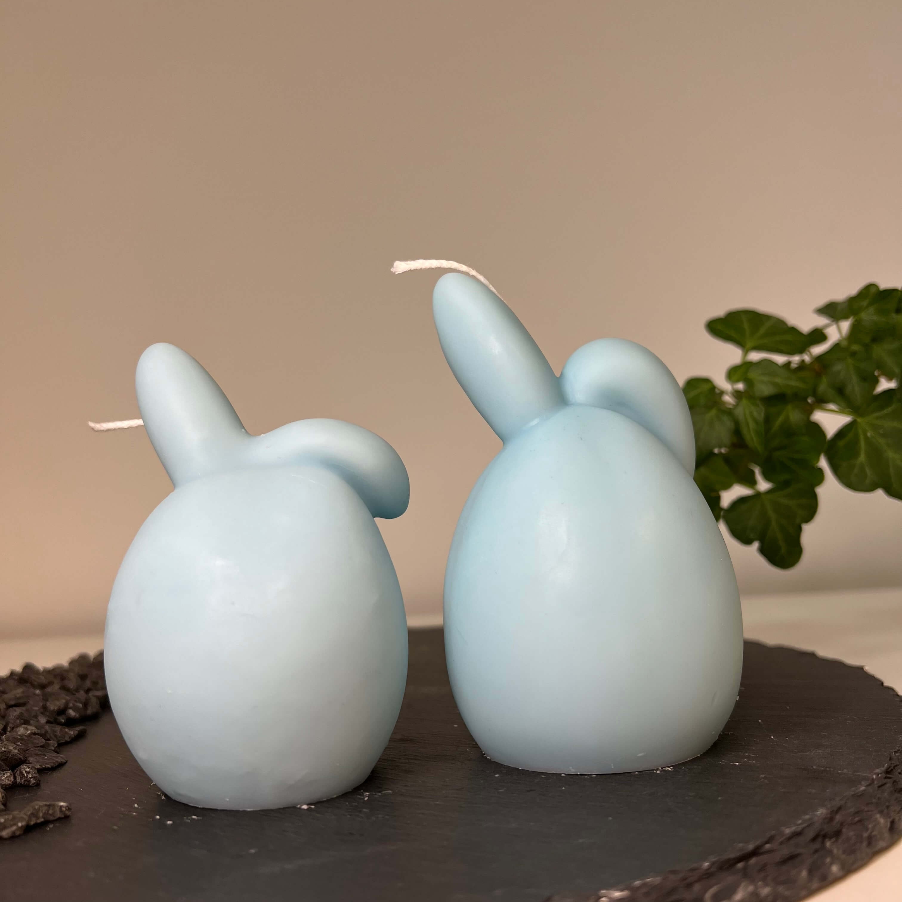 Hoppy Easter Egg Kerzen. Sie sind in verschiedenen Düften erhältlich. Die Düfte haben einen angenehmen und beruhigenden Geruch. Perfekt für entspannte Tage und Osterfeiertage. In Hellblau.