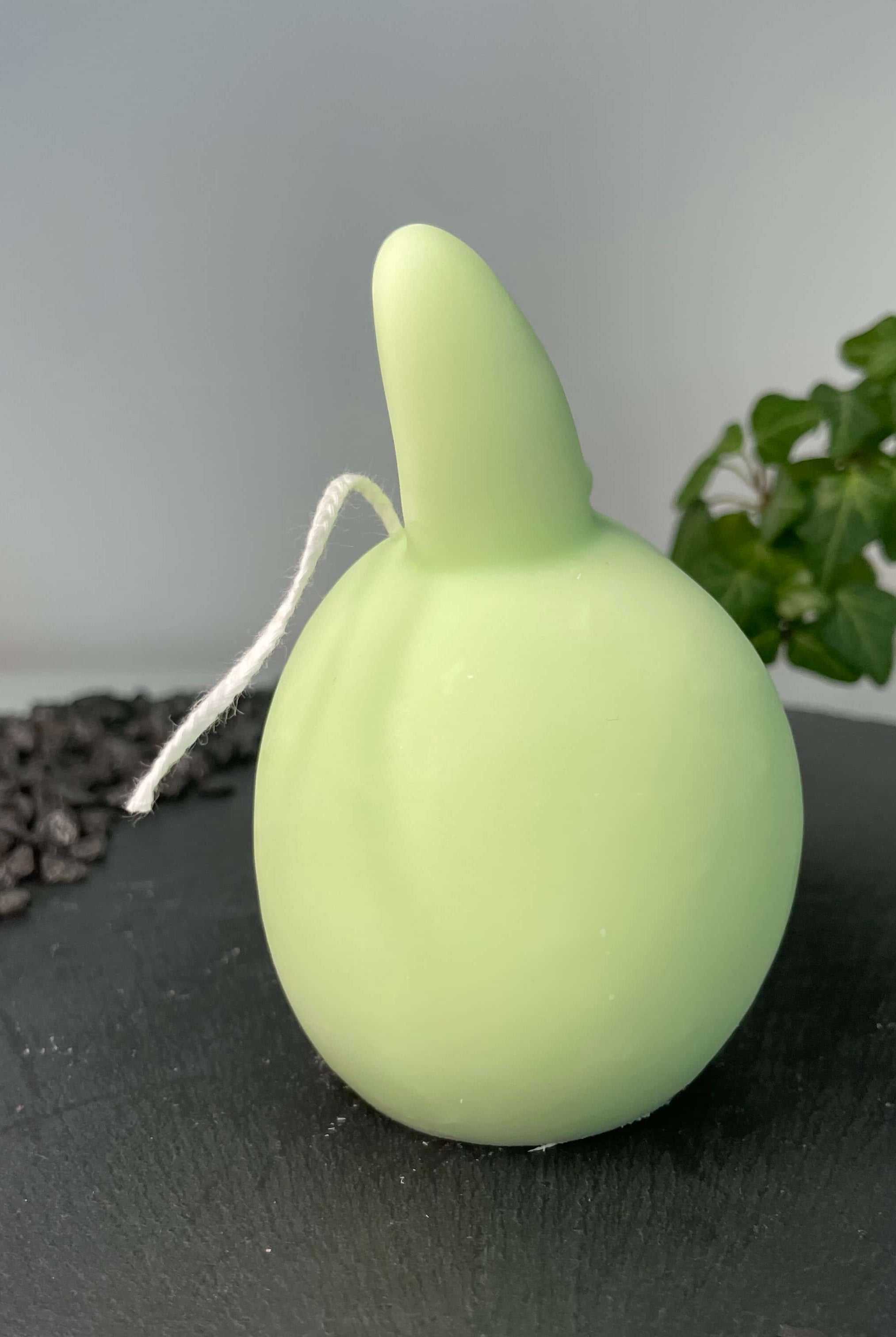 Hoppy Easter Egg Kerzen. Sie sind in verschiedenen Düften erhältlich. Die Düfte haben einen angenehmen und beruhigenden Geruch. Perfekt für entspannte Tage und Osterfeiertage. In Hellgrün.