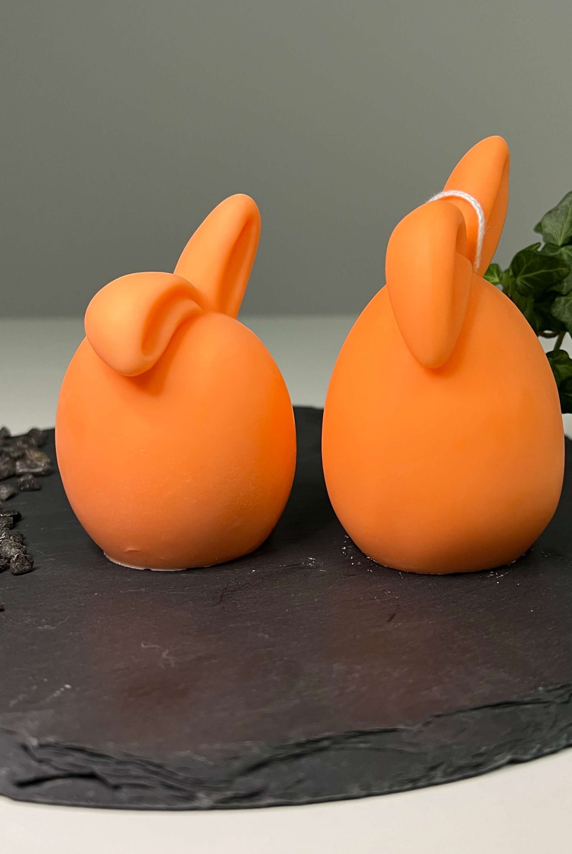Unsere Hoppy Easter Egg Kerzen. Sie sind perfekt als Ostergeschenk und Osterkerze geeignet, dank ihrem Hasen und Osterei Design. In orange.