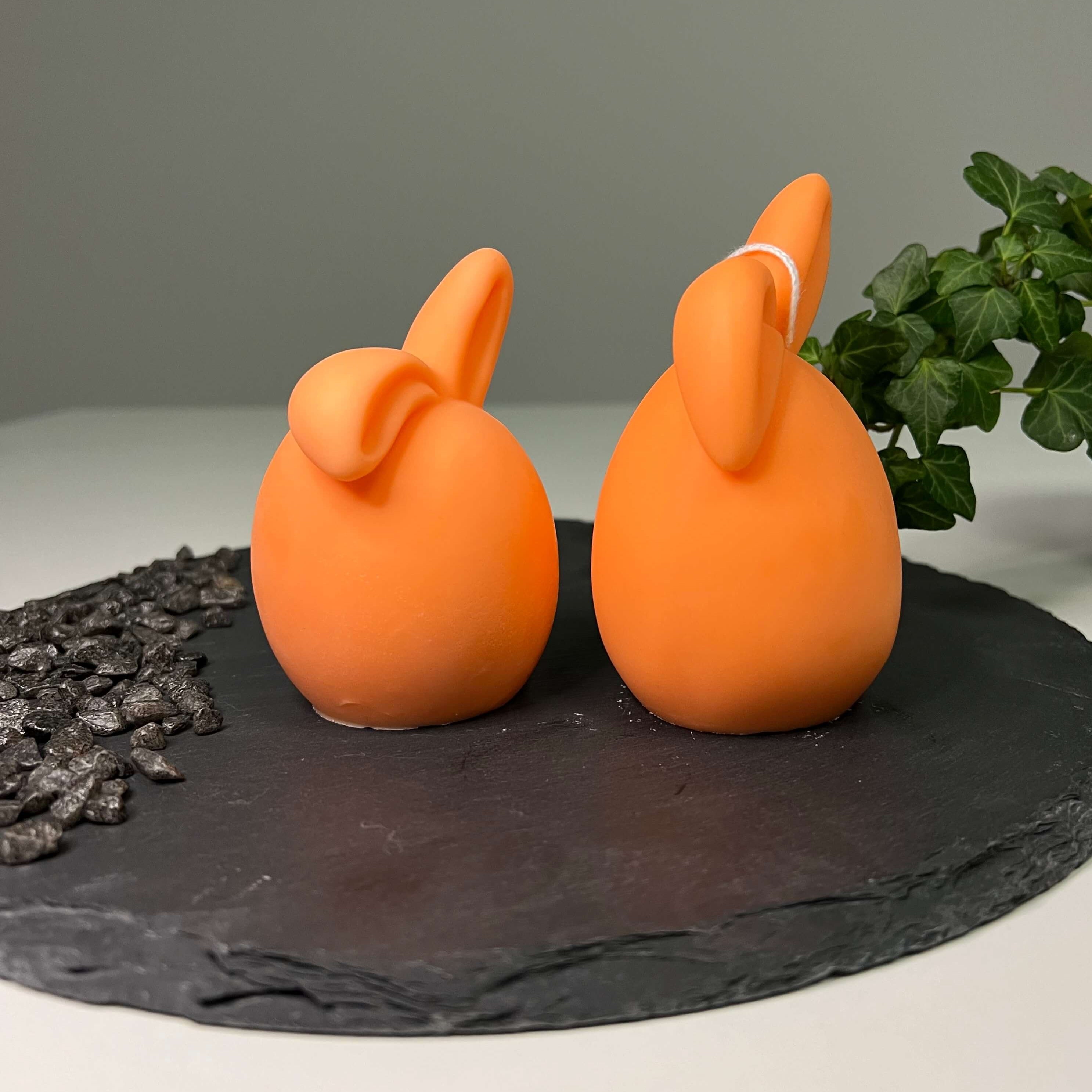 Unsere Hoppy Easter Egg Kerzen. Sie sind perfekt als Ostergeschenk und Osterkerze geeignet, dank ihrem Hasen und Osterei Design. In orange.