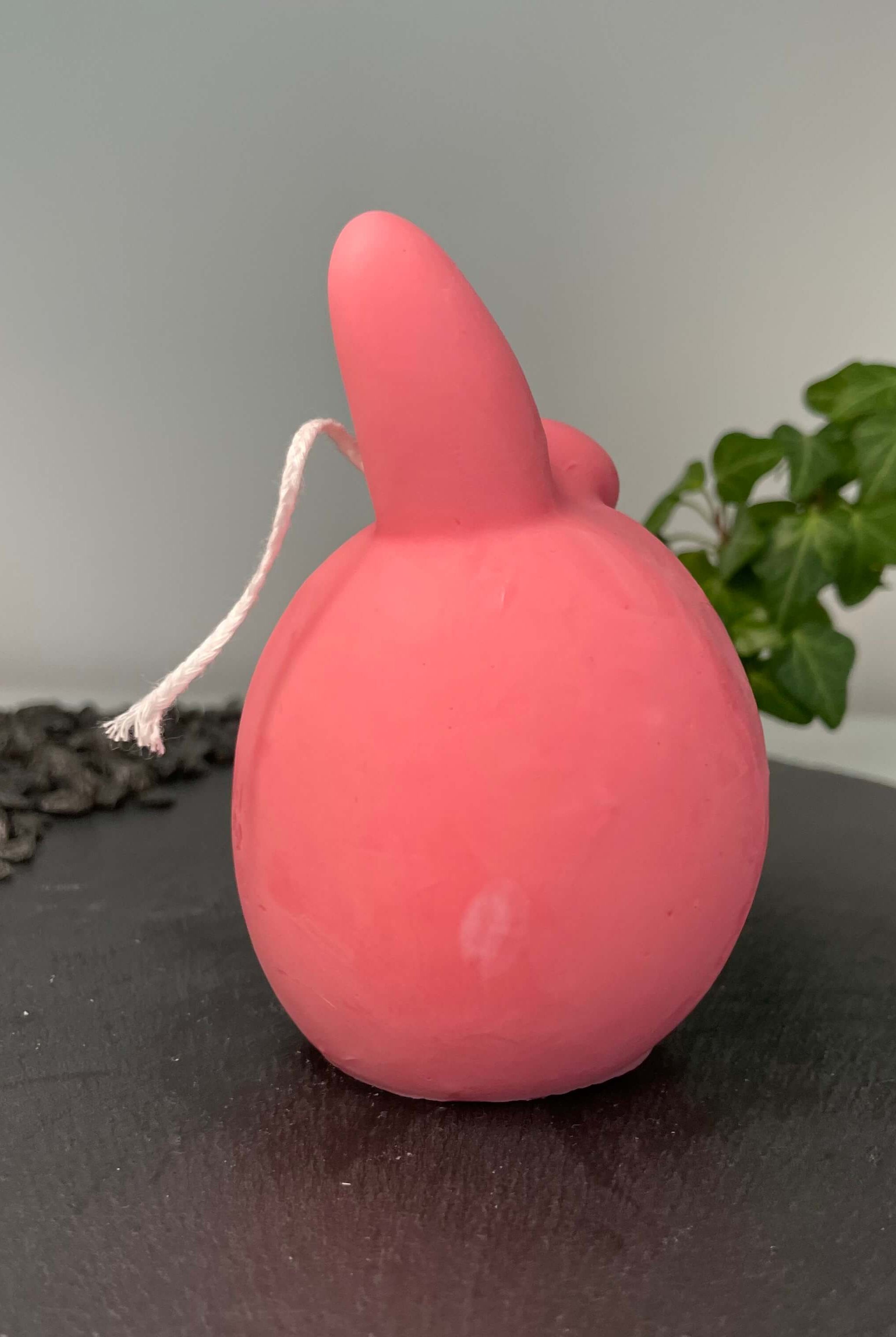 Unsere Hoppy Easter Egg Kerzen. Sie sind perfekt als Ostergeschenk und Osterkerze geeignet, dank ihrem Hasen und Osterei Design. In Pink.