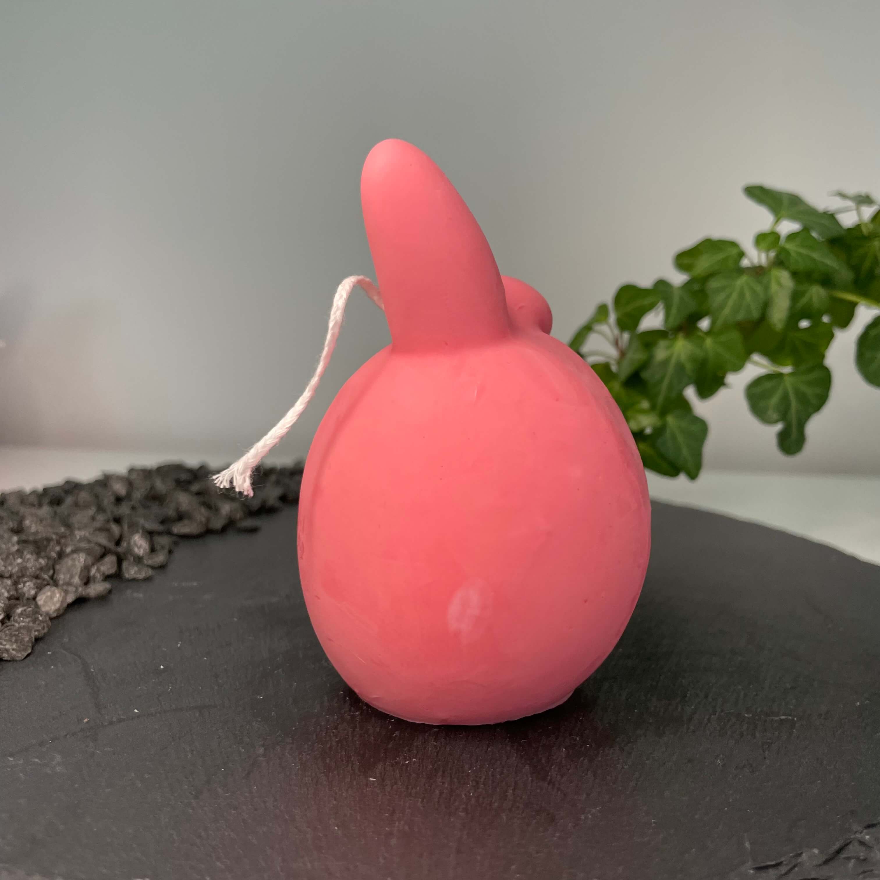 Unsere Hoppy Easter Egg Kerzen. Sie sind perfekt als Ostergeschenk und Osterkerze geeignet, dank ihrem Hasen und Osterei Design. In Pink.