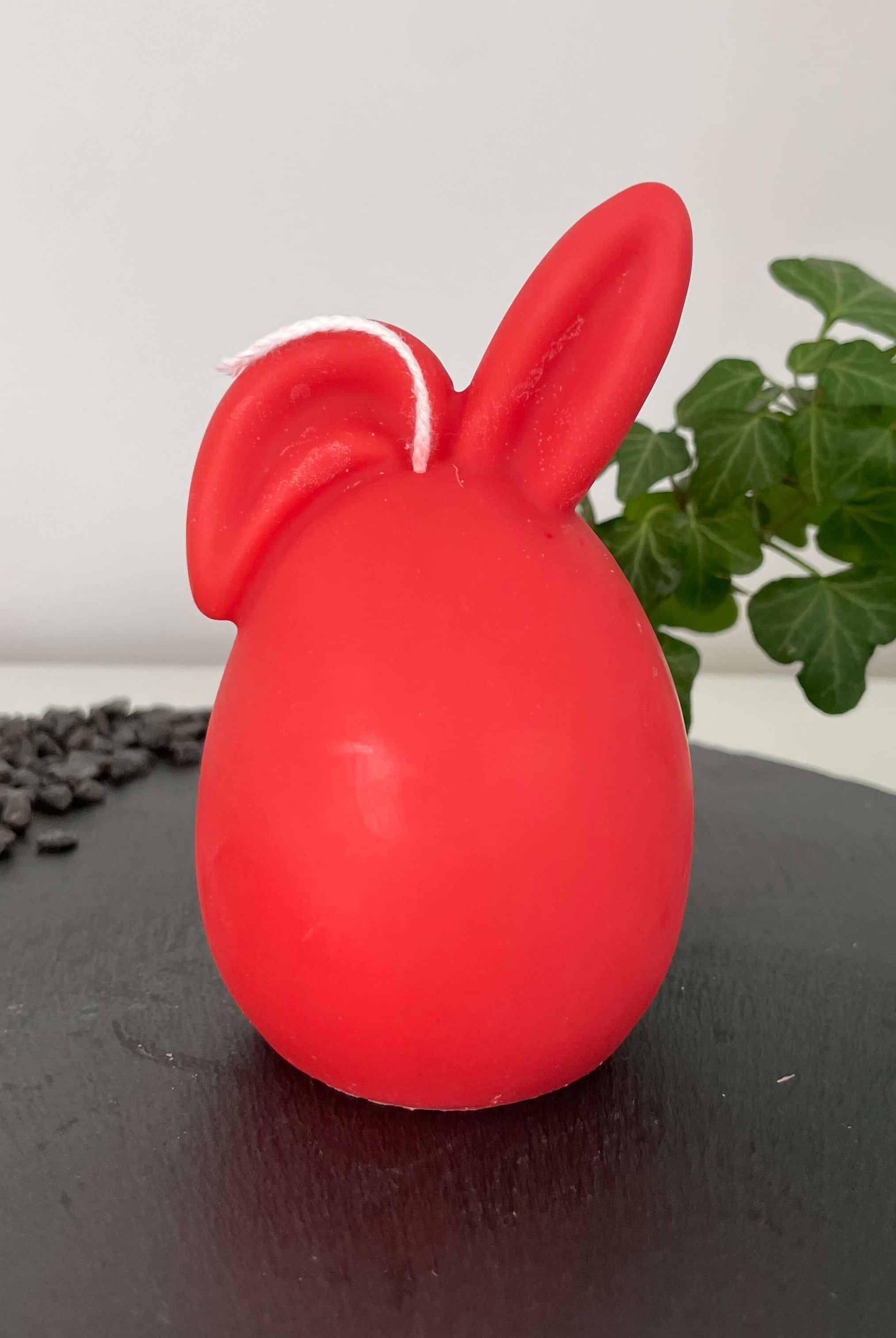 Hier sieht man unsere Hoppy Easter Egg Kerzen. Diese Osterei Hase Kerzen sind perfekt als Dekoration geeignet. Sie sind stilvoll und elegant, sowie ästhetisch. In Rot.