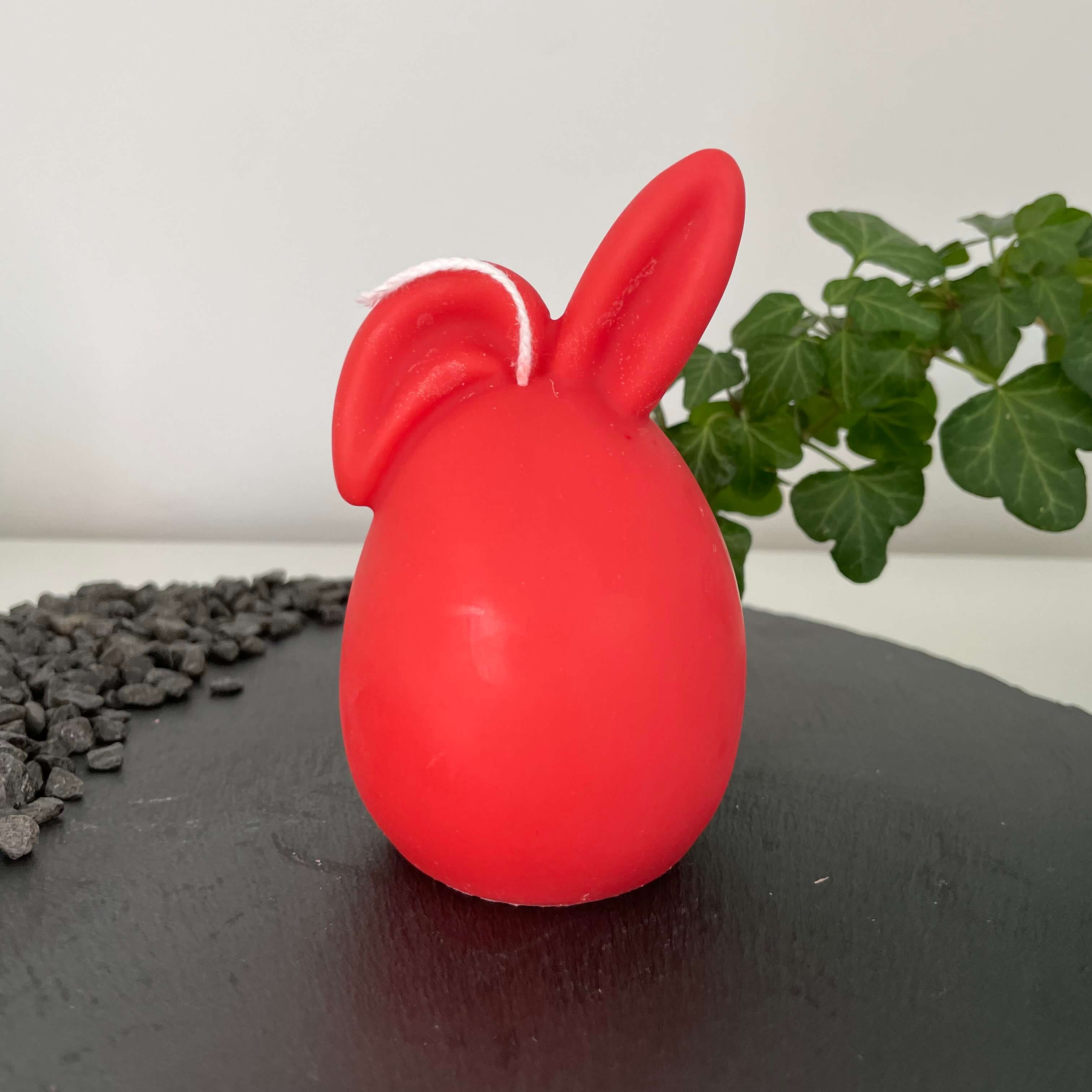 Hier sieht man unsere Hoppy Easter Egg Kerzen. Diese Osterei Hase Kerzen sind perfekt als Dekoration geeignet. Sie sind stilvoll und elegant, sowie ästhetisch. In Rot.