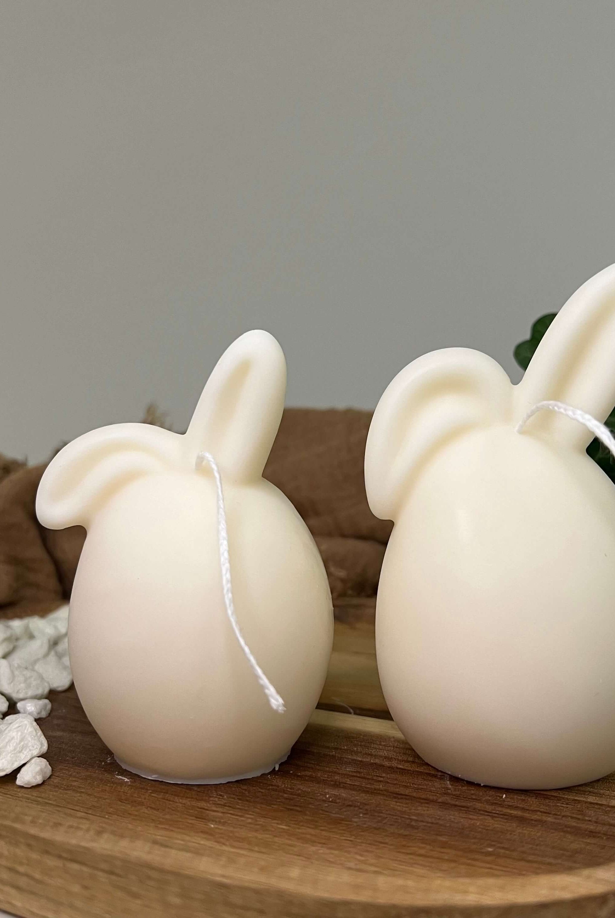 Unsere Hoppy Easter Egg Kerzen. Sie sind perfekt als Ostergeschenk und Osterkerze geeignet, dank ihrem Hasen und Osterei Design. In weiß.