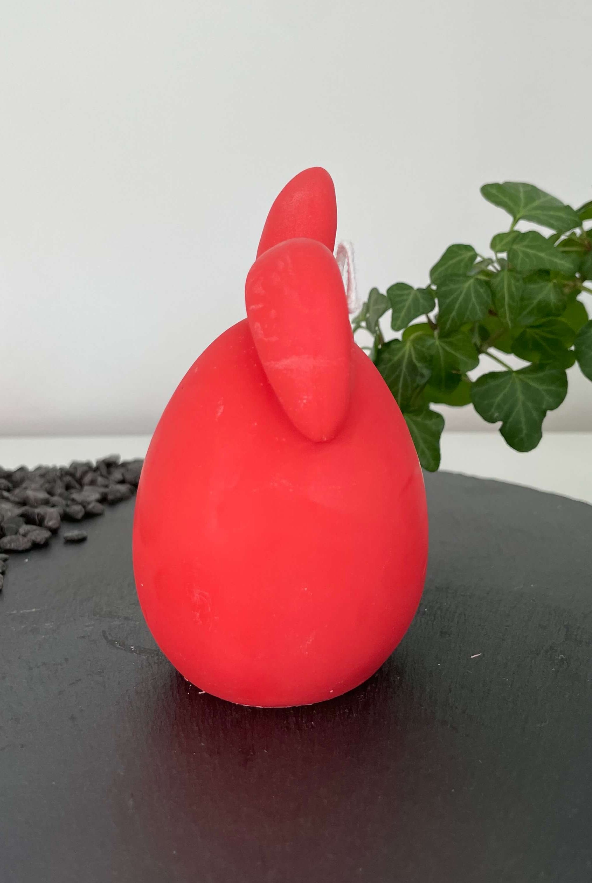 Die Hoppy Easter Egg Kerze ist handgemacht aus Bio Sojawachs. Sie ist nachhaltig, vegan und umweltfreundlich. In der Farbe Rot.