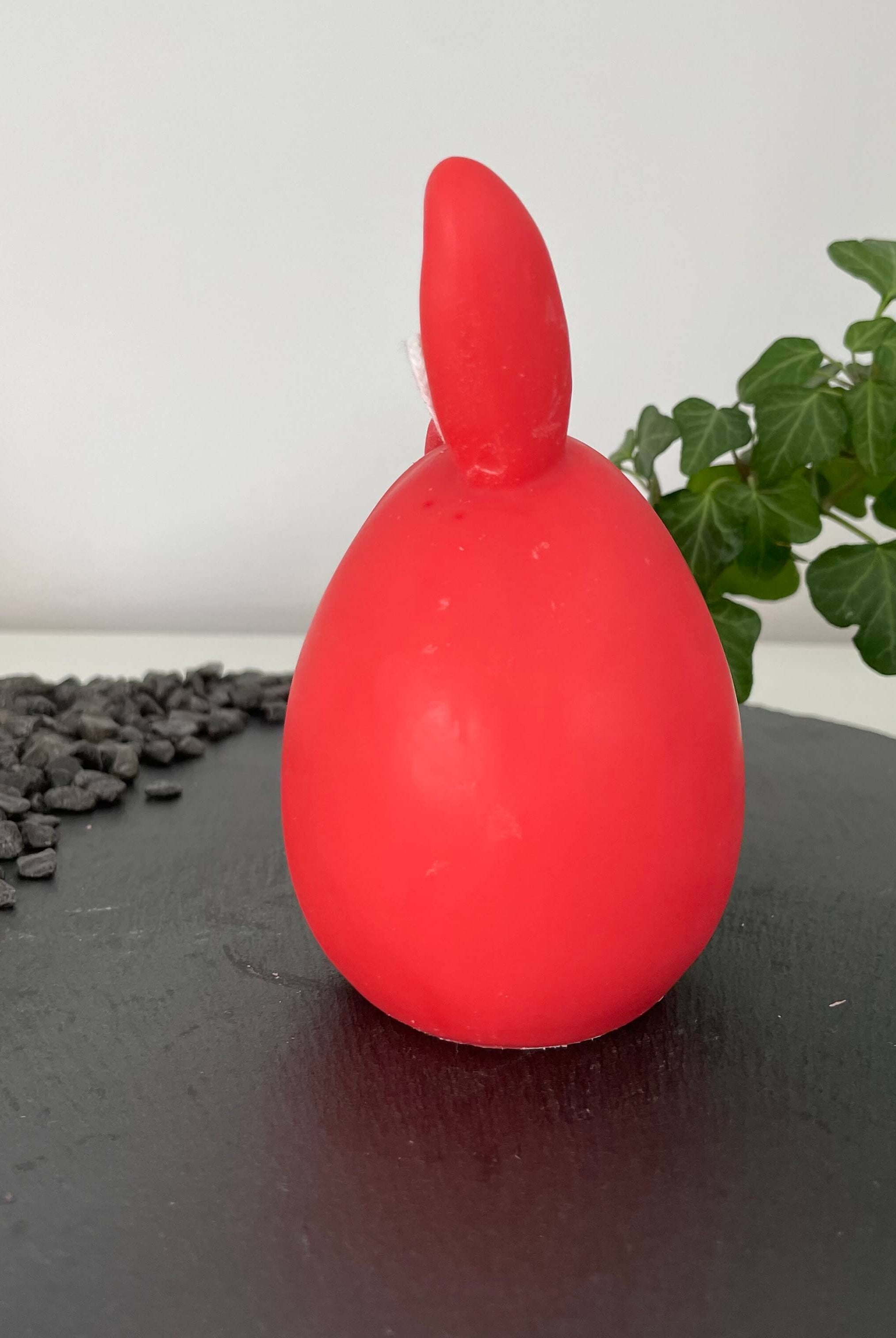 Unsere Hoppy Easter Egg Kerzen. Sie sind perfekt als Ostergeschenk und Osterkerze geeignet, dank ihrem Hasen und Osterei Design. In Rot.