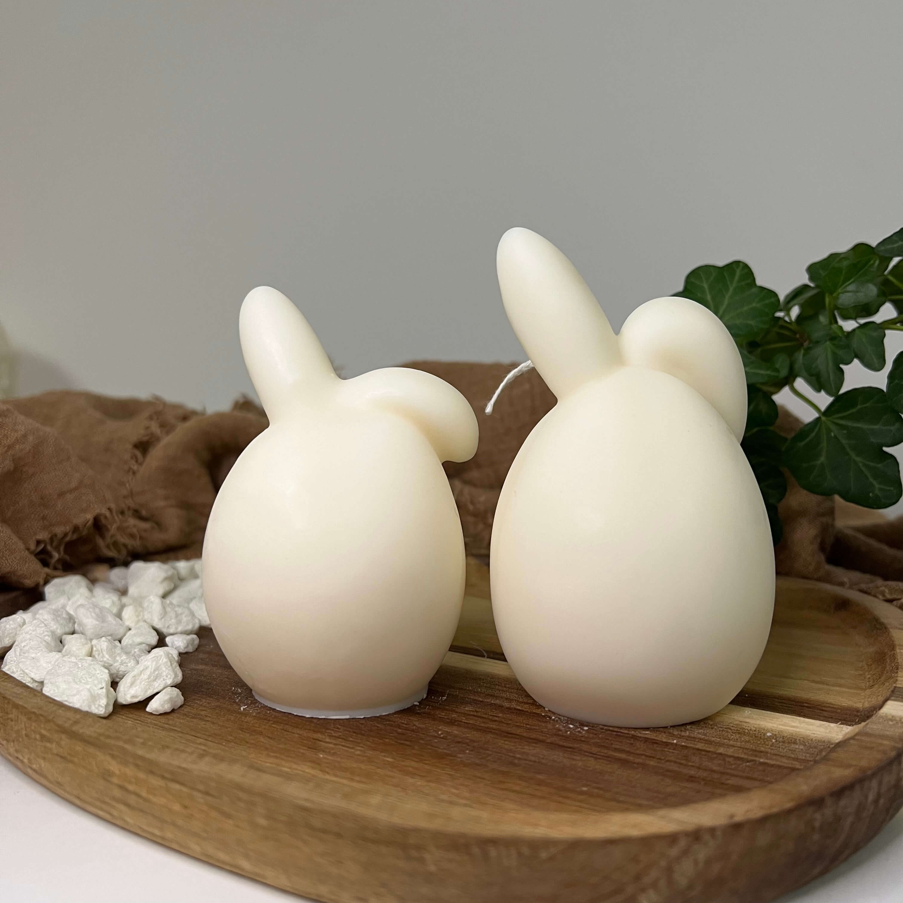 Hier sieht man unsere Hoppy Easter Egg Kerze. Sie sieht aus wie ein Osterei mit Hasenohren. Sie ist handgemacht aus Sojawachs. Sie ist stilvoll und einzigartig.