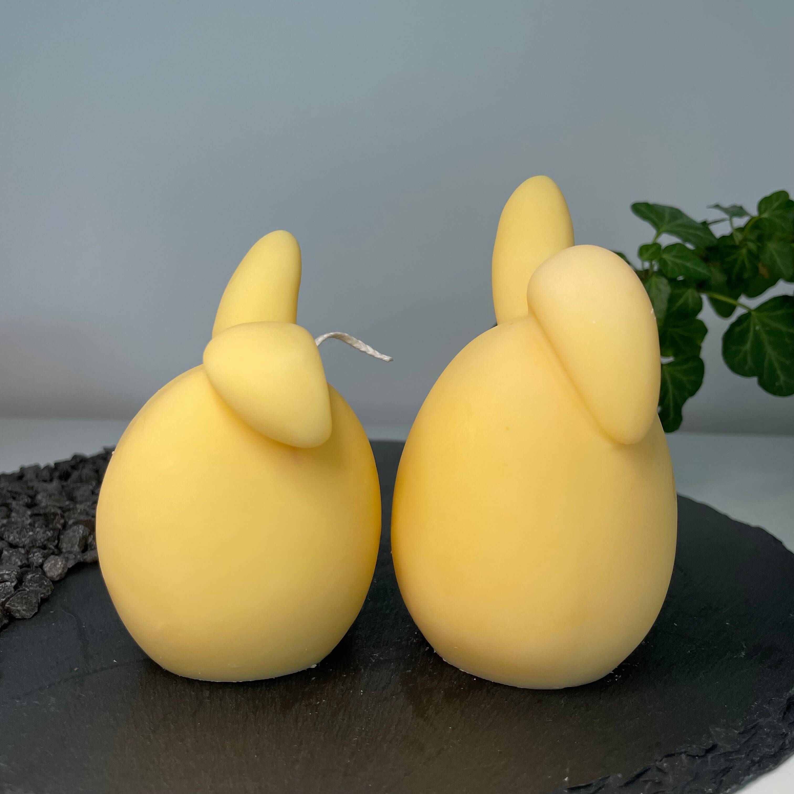 Die Hoppy Easter Egg Kerze ist handgemacht aus Bio Sojawachs. Sie ist nachhaltig, vegan und umweltfreundlich. In der Farbe Gelb.