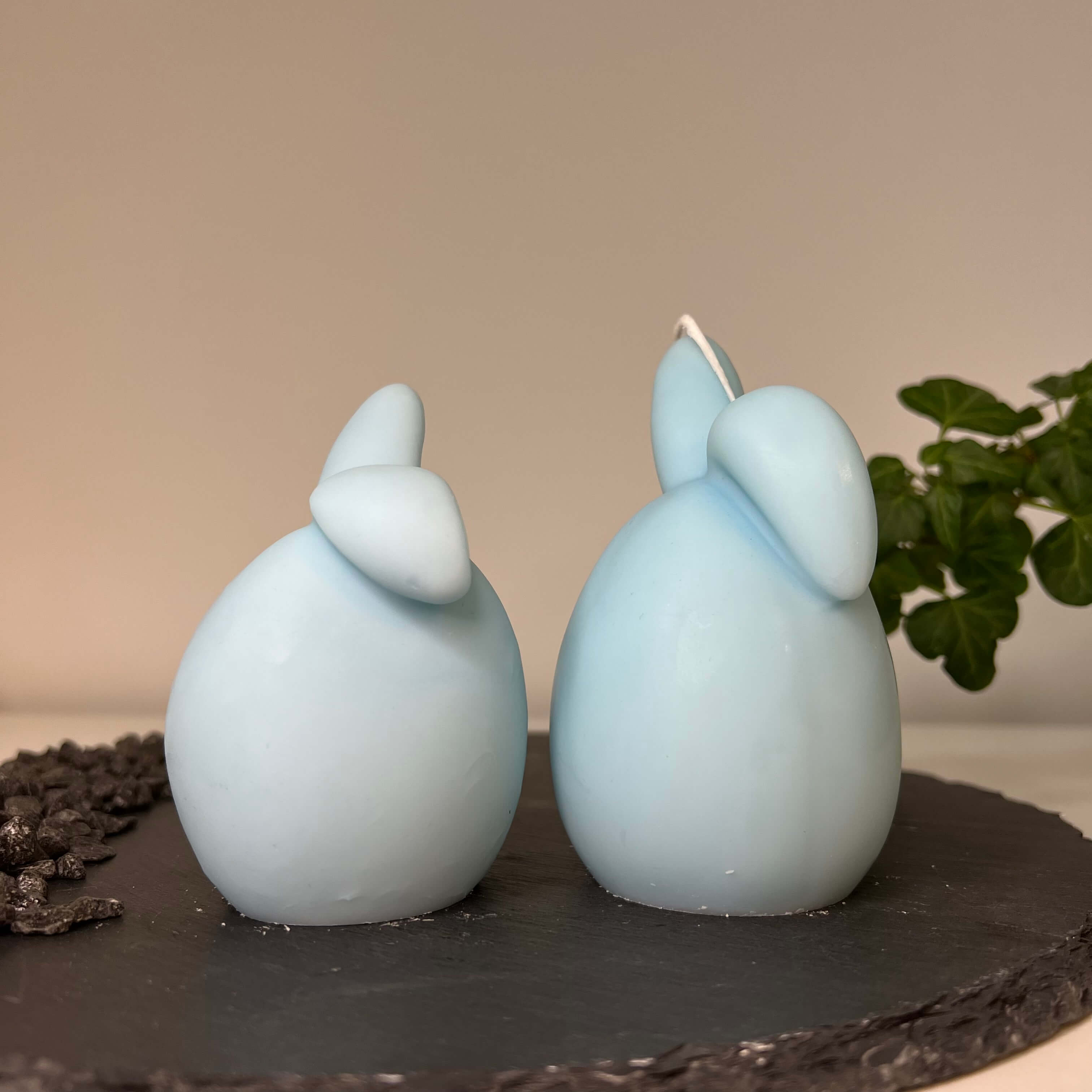 Die Hoppy Easter Egg Kerze ist handgemacht aus Bio Sojawachs. Sie ist nachhaltig, vegan und umweltfreundlich. In der Farbe Hellblau.