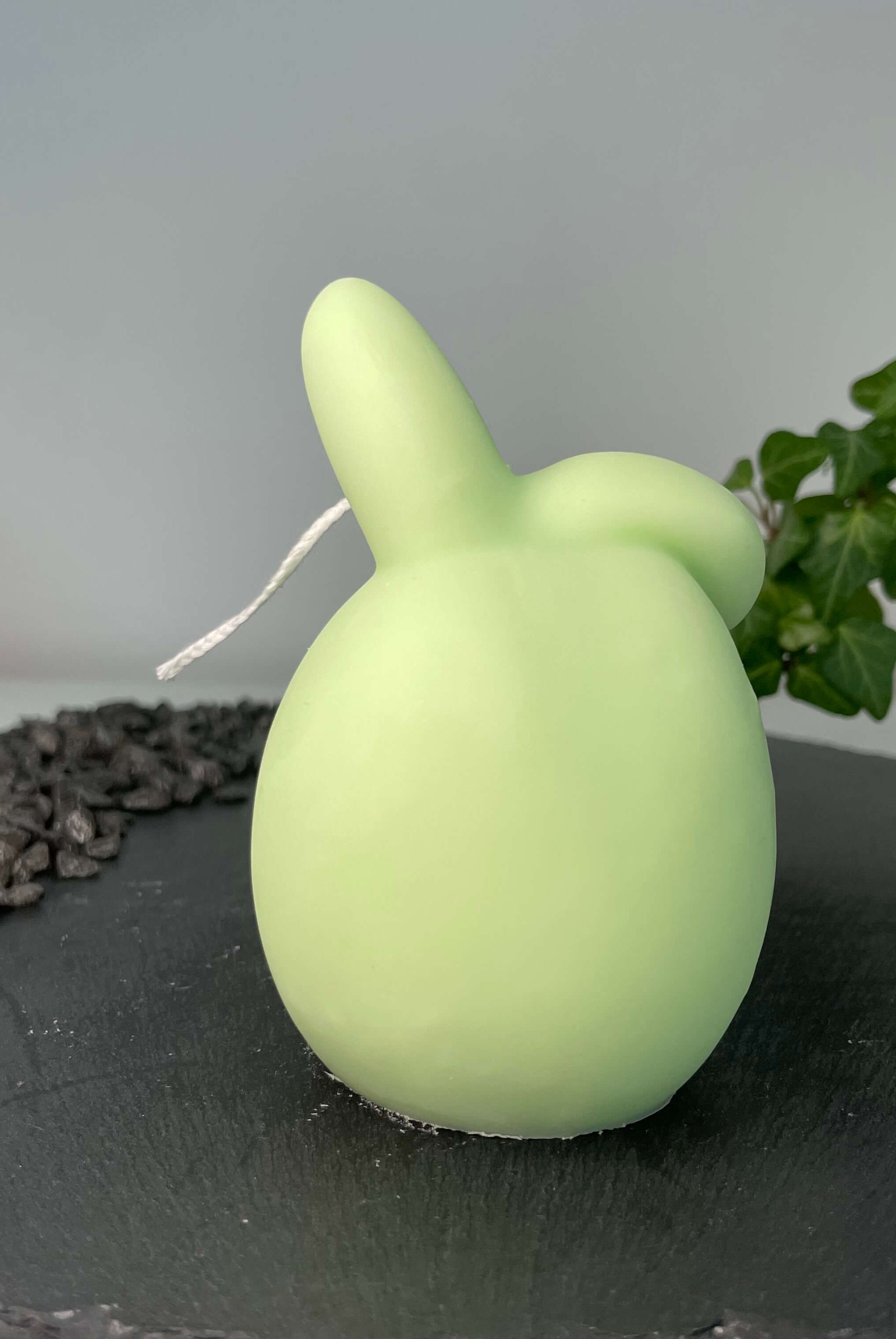 Die Hoppy Easter Egg Kerze ist handgemacht aus Bio Sojawachs. Sie ist nachhaltig, vegan und umweltfreundlich. In der Farbe Hellgrün.