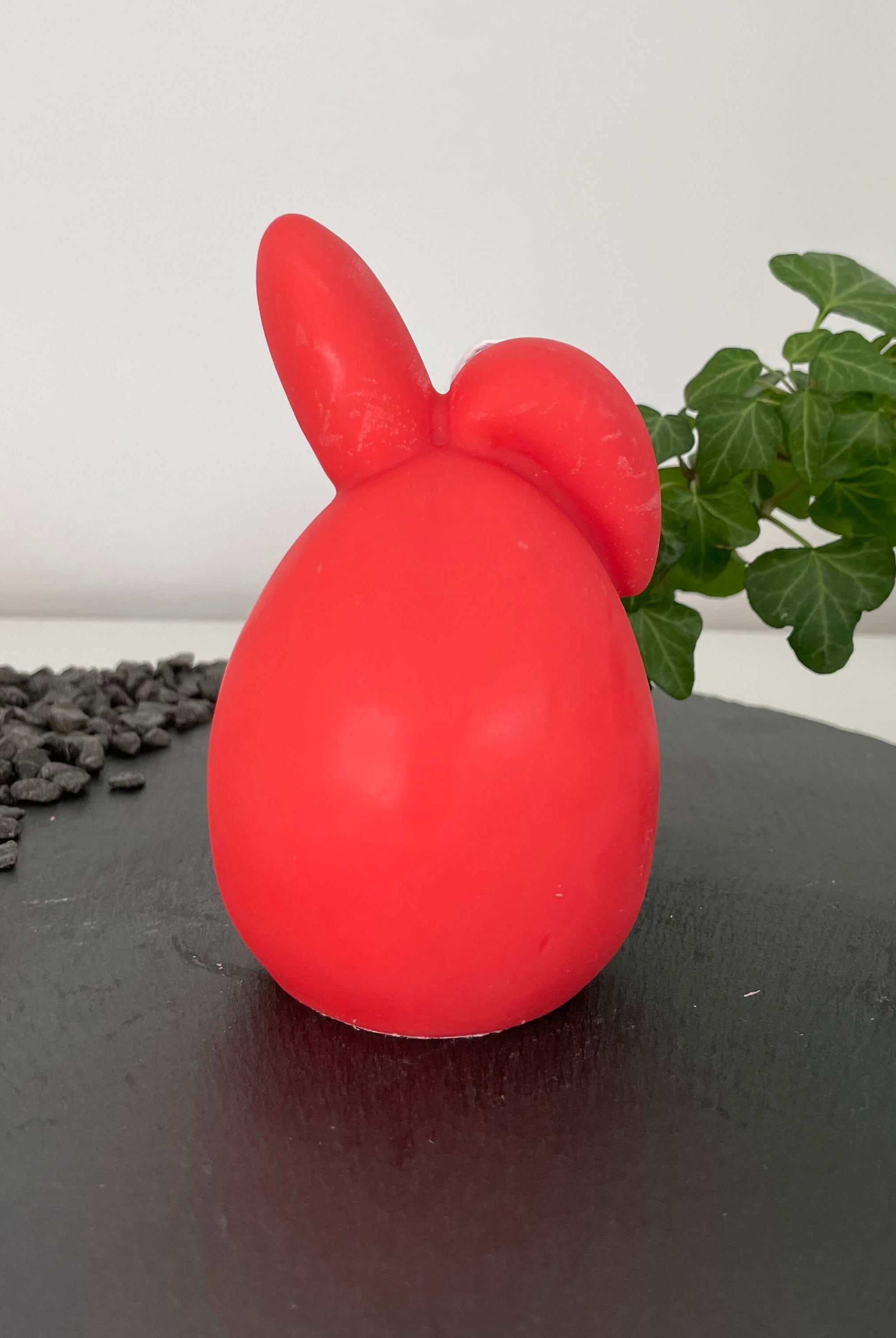 Hoppy Easter Egg Kerzen. Sie sind in verschiedenen Düften erhältlich. Die Düfte haben einen angenehmen und beruhigenden Geruch. Perfekt für entspannte Tage und Osterfeiertage. In Rot.