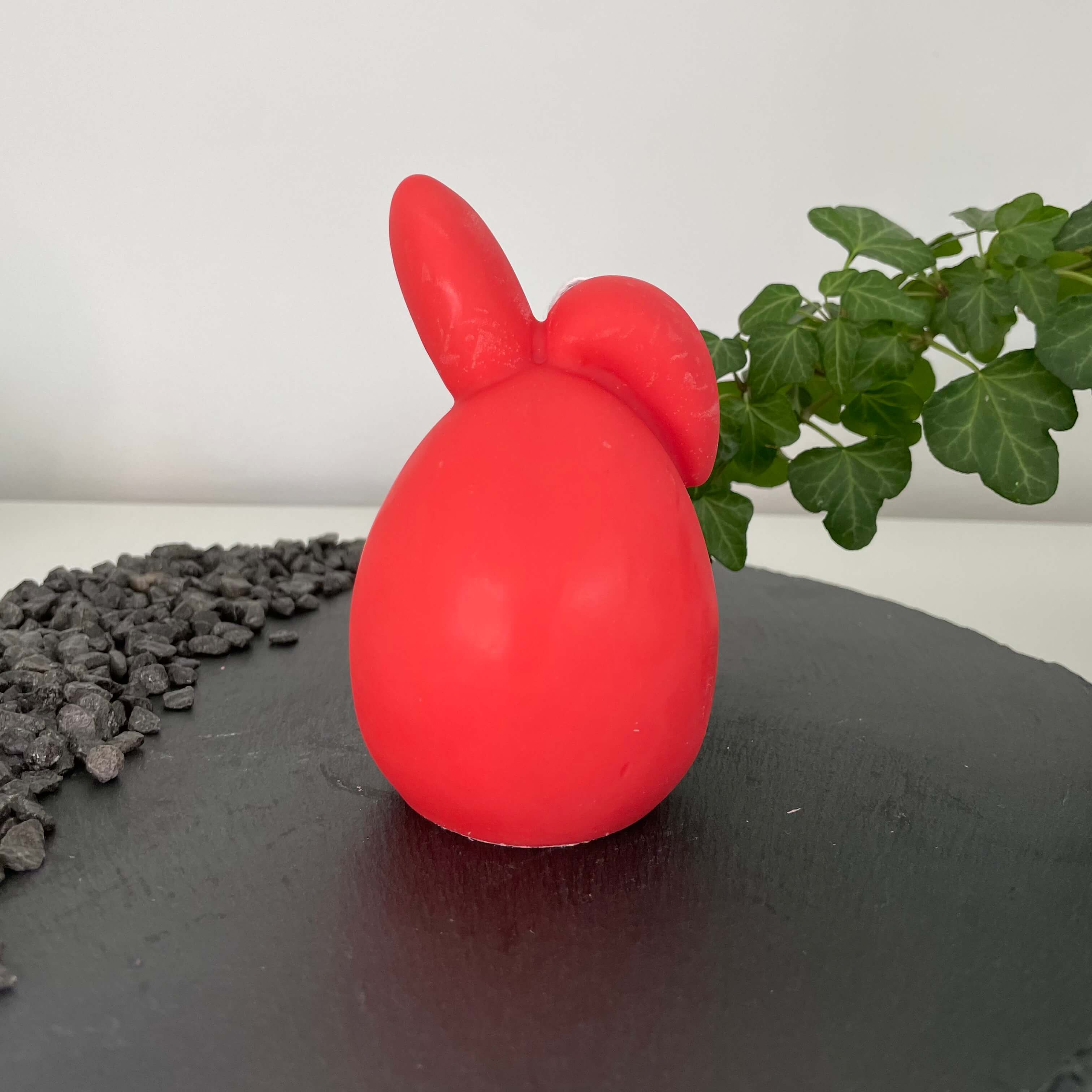 Hoppy Easter Egg Kerzen. Sie sind in verschiedenen Düften erhältlich. Die Düfte haben einen angenehmen und beruhigenden Geruch. Perfekt für entspannte Tage und Osterfeiertage. In Rot.