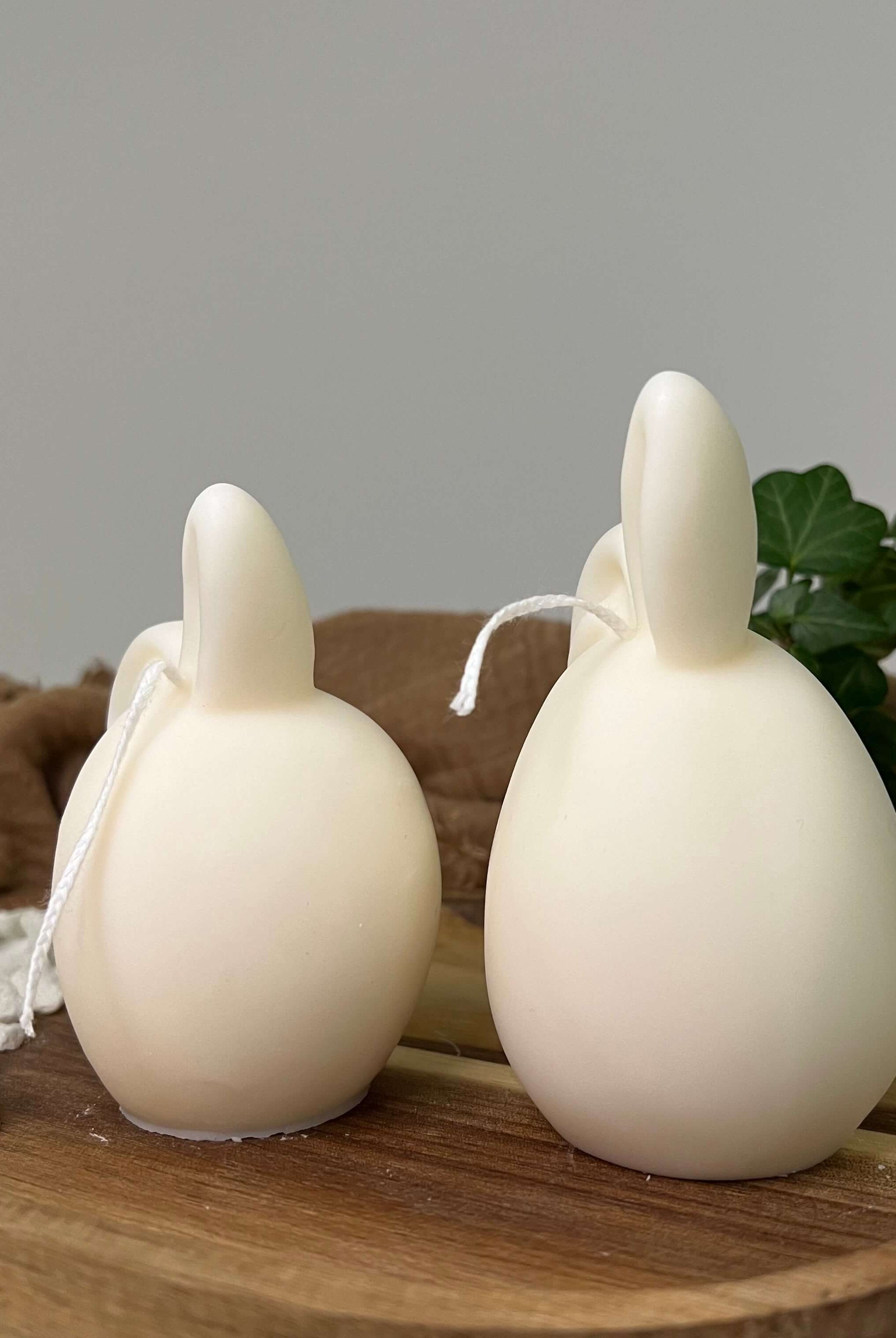 Hoppy Easter Egg Kerzen. Sie sind in verschiedenen Düften erhältlich. Die Düfte haben einen angenehmen und beruhigenden Geruch. Perfekt für entspannte Tage und Osterfeiertage. In weiß.