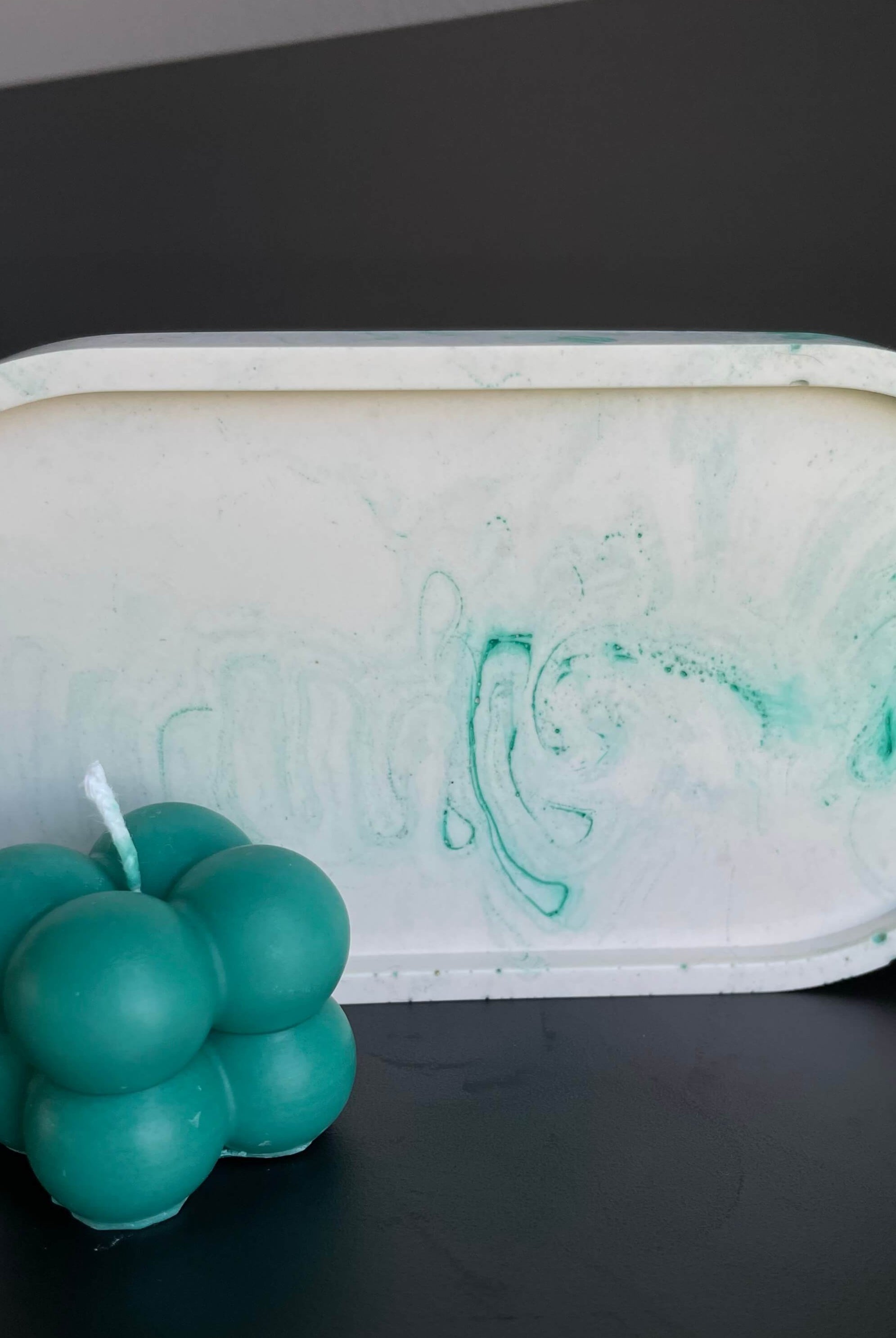 LadyGlow & BubblyWhisper Geschenke-Set, handgefertigt aus Sojawachs und Jesmonite. Es besteht aus zwei stilvollen Kerzen und einem Jesmonite Untersetzer.