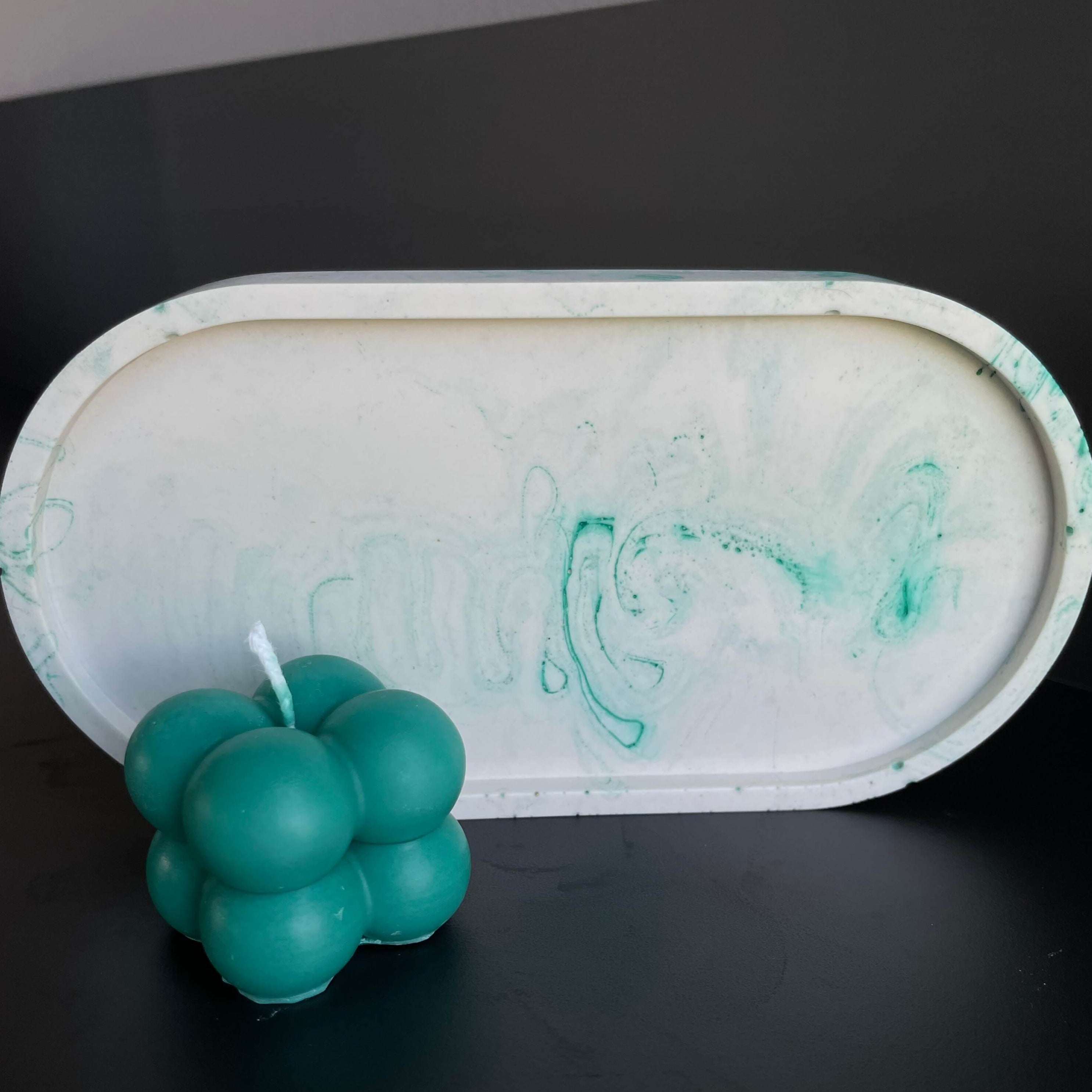 LadyGlow & BubblyWhisper Geschenke-Set, handgefertigt aus Sojawachs und Jesmonite. Es besteht aus zwei stilvollen Kerzen und einem Jesmonite Untersetzer.