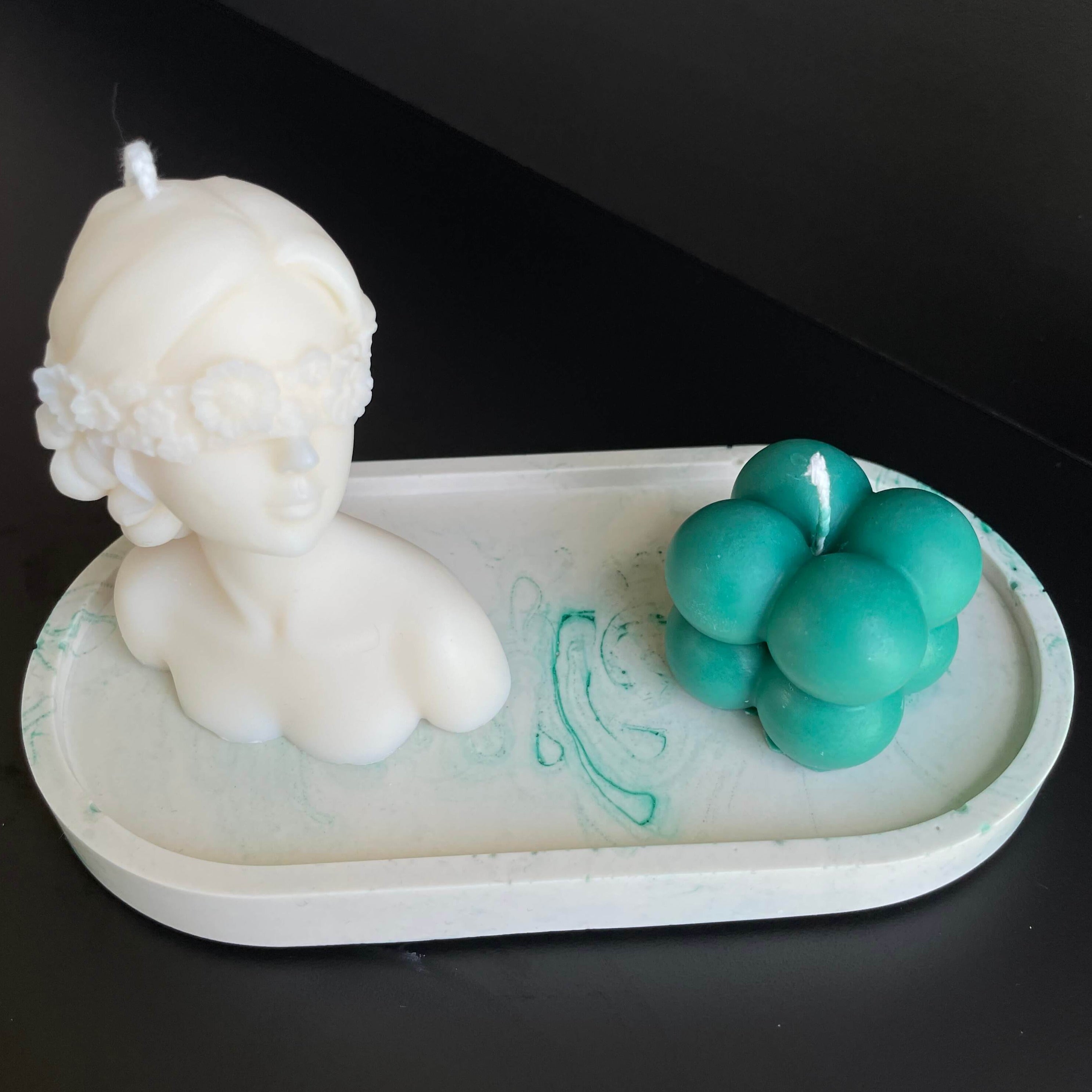 Unser LadyGlow & BubblyWhisper Geschenke-Set. Es ist in verschiedenen Düften erhältlich. Die Düfte haben einen angenehmen und beruhigenden Geruch. Perfekt für gemütliche und entspannte Tage.