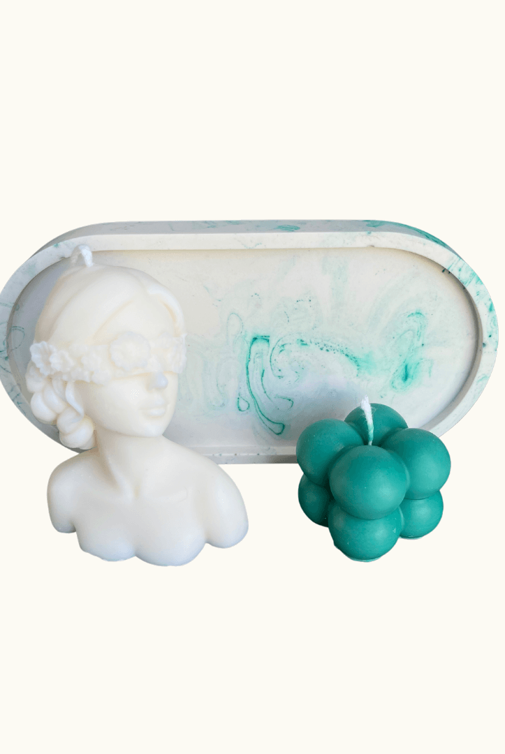 Auf diesem Bild sieht man das LadyGlow & BubblyWhisper Geschenke-Set. Es ist handgemacht aus Bio Sojawachs und Jesmonite. Zudem ist es nachhaltig, vegan und umweltfreundlich.