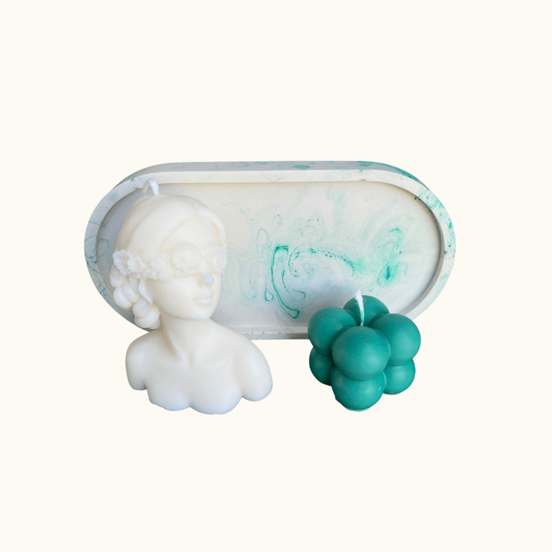 Auf diesem Bild sieht man das LadyGlow & BubblyWhisper Geschenke-Set. Es ist handgemacht aus Bio Sojawachs und Jesmonite. Zudem ist es nachhaltig, vegan und umweltfreundlich.