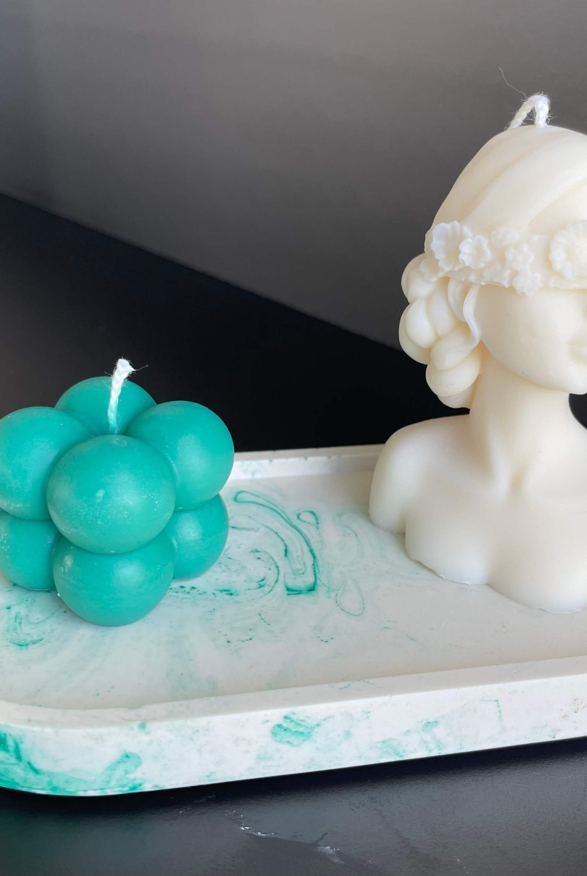 Hier sieht man unser LadyGlow & BubblyWhisper Geschenke-Set. Es ist perfekt als Dekoration geeignet. Es sieht elegant und ästhetisch aus.