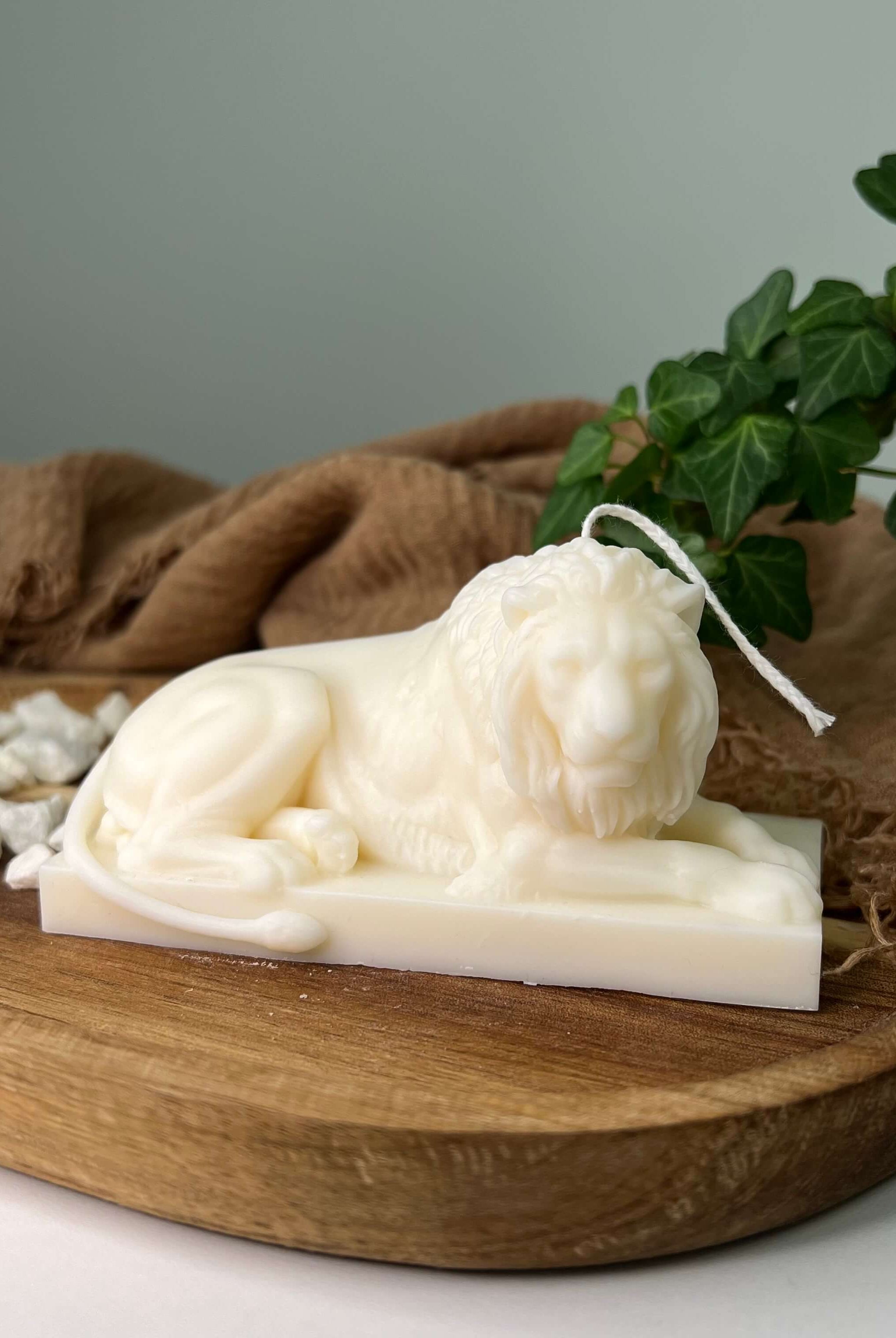 Hier ist unsere Lion Majesty Glow Kerze zusehen. Sie ist die perfekte Dekoration mit ihrem Löwen Design. Sie sieht elegant, ästhetisch und stilvoll aus.