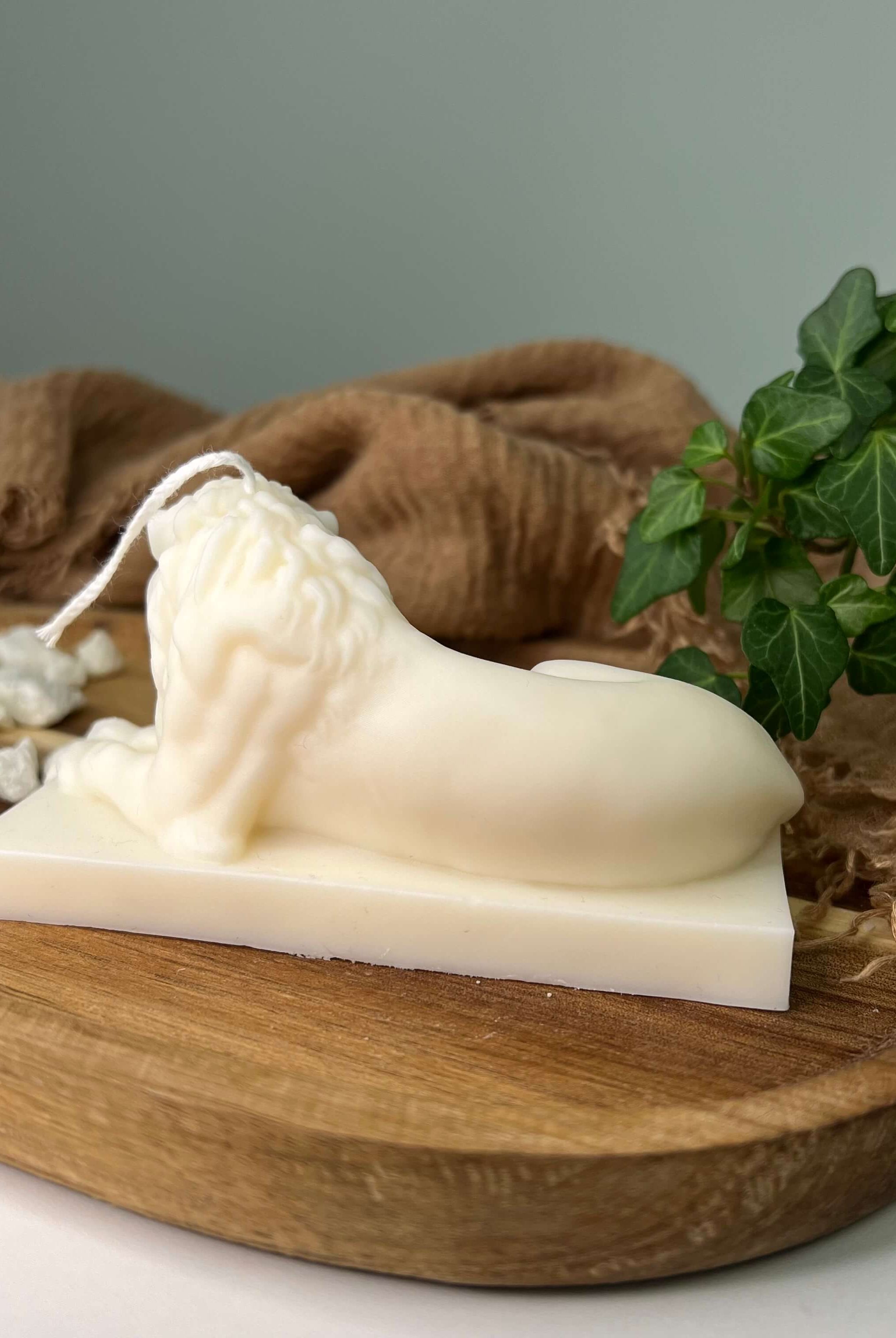 Unsere Löwen Kerze Lion Majesty Glow. Diese Designer Kerze ist purer Luxus für jedes Zuhause.