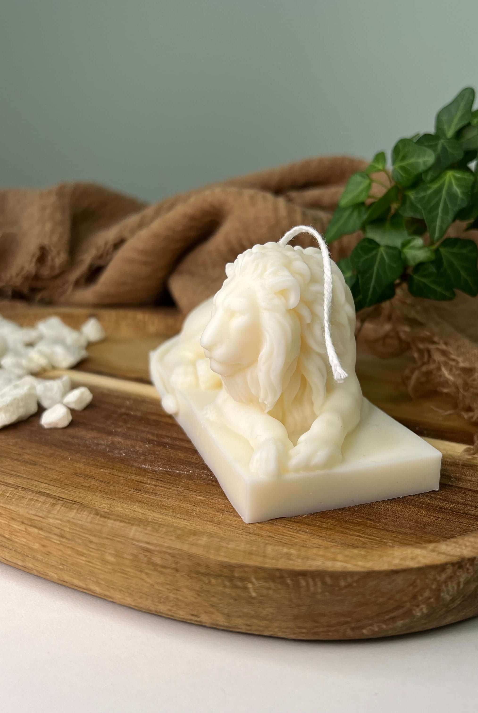 Hier sieht man die Lion Majesty Glow Kerze. Sie ist das ideale Gastgeschenk mit ihrem Löwen Design. Diese Löwen Kerze ist auch als Geburtstagsgeschenk, Ostergeschenk und Weihnachtsgeschenk geeignet. Handgefertigt aus nachhaltigem Sojawachs.