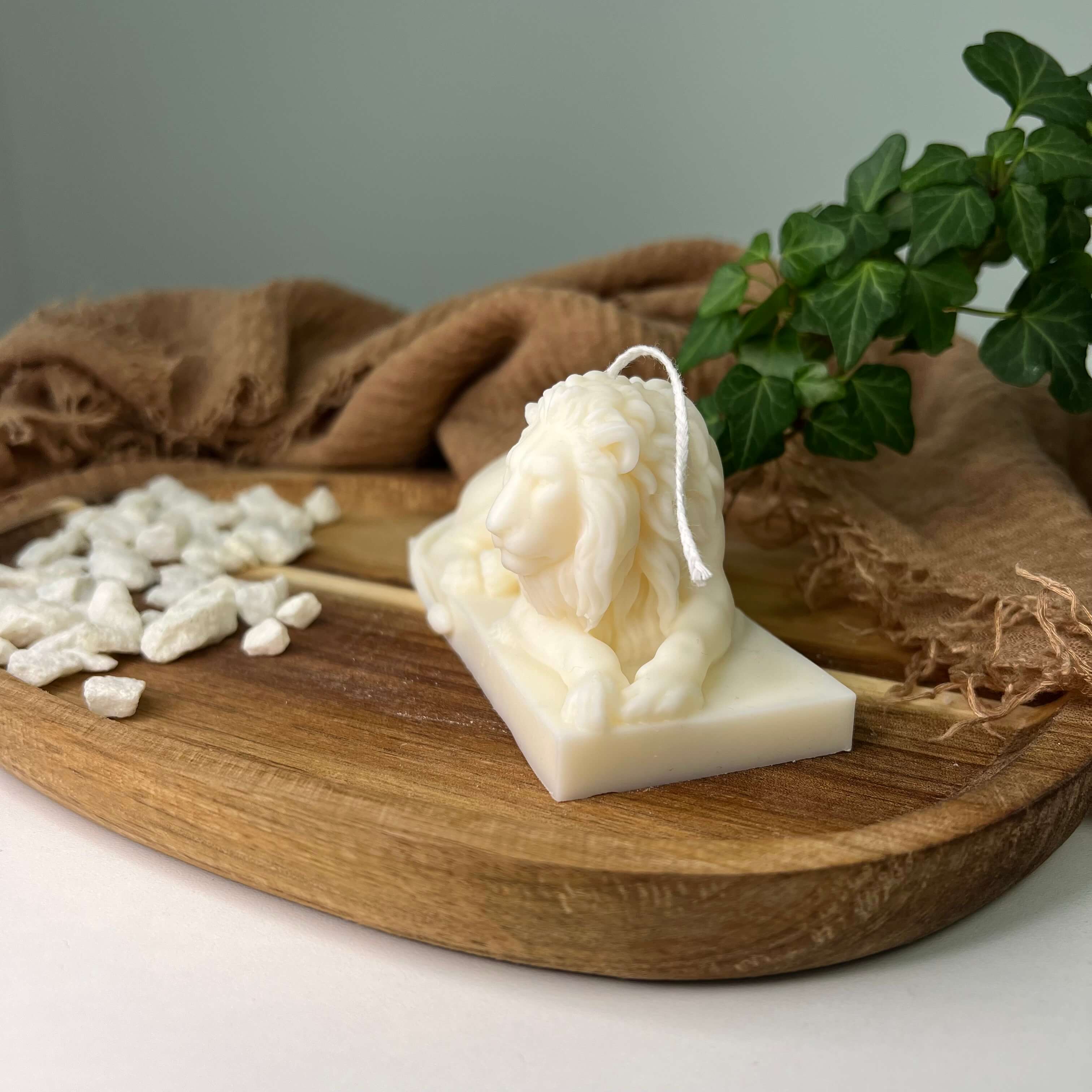 Hier sieht man die Lion Majesty Glow Kerze. Sie ist das ideale Gastgeschenk mit ihrem Löwen Design. Diese Löwen Kerze ist auch als Geburtstagsgeschenk, Ostergeschenk und Weihnachtsgeschenk geeignet. Handgefertigt aus nachhaltigem Sojawachs.