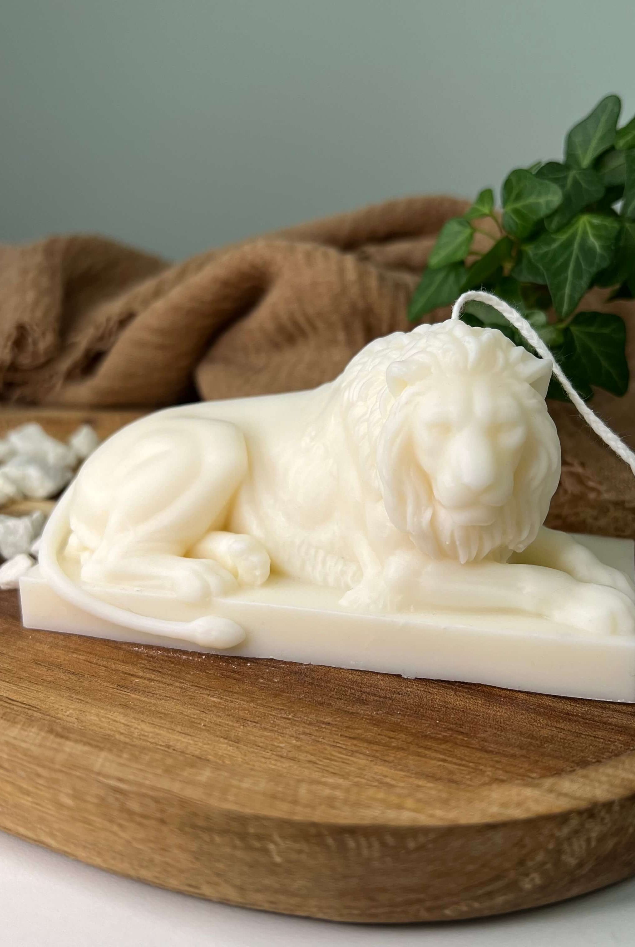 Unsere Lion Majesty Glow Kerze ist einzigartig und ein Unikat. Das Löwen Design zieht jeden Blick auf sich. Handgemacht aus hochwertigem Sojawachs.