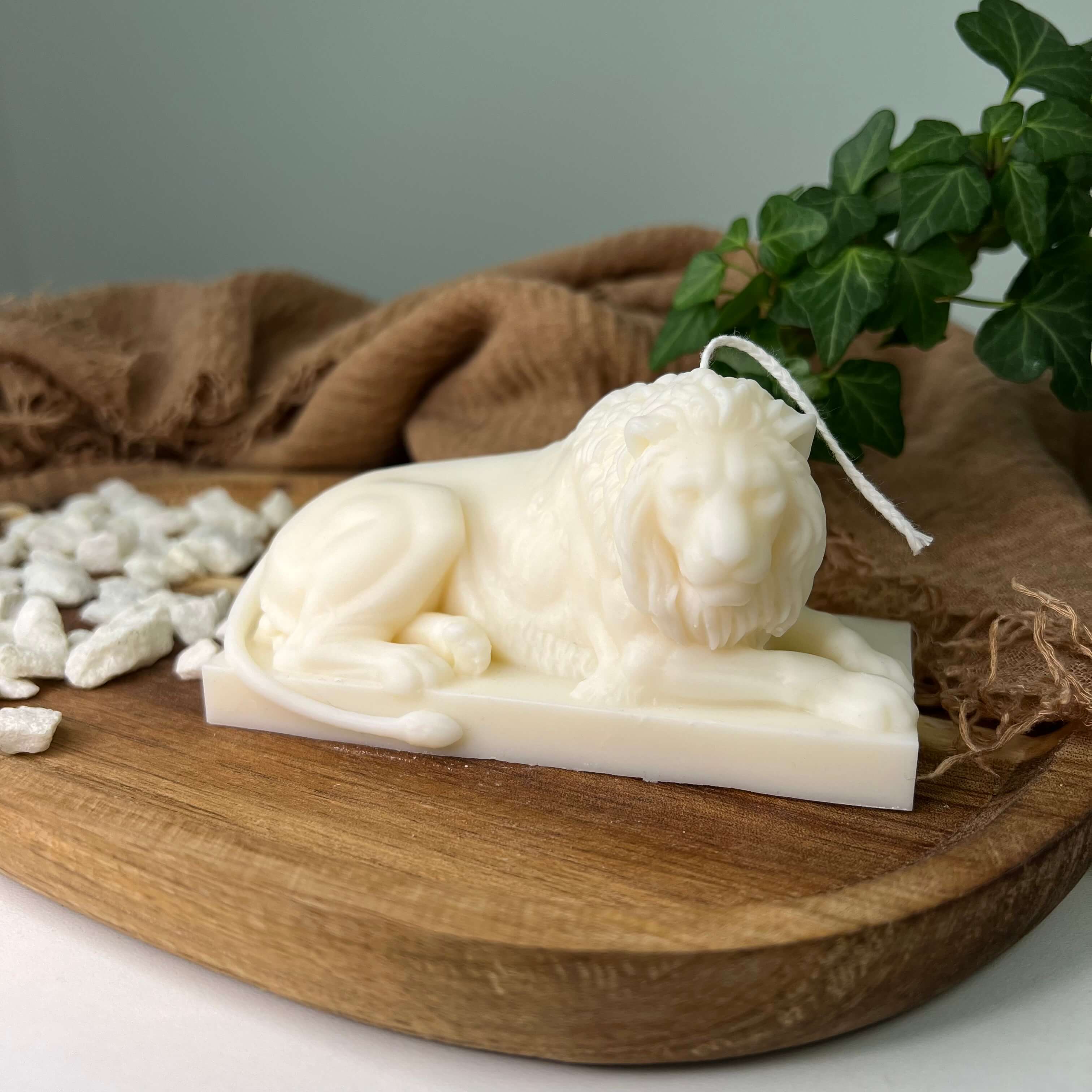 Unsere Lion Majesty Glow Kerze ist einzigartig und ein Unikat. Das Löwen Design zieht jeden Blick auf sich. Handgemacht aus hochwertigem Sojawachs.