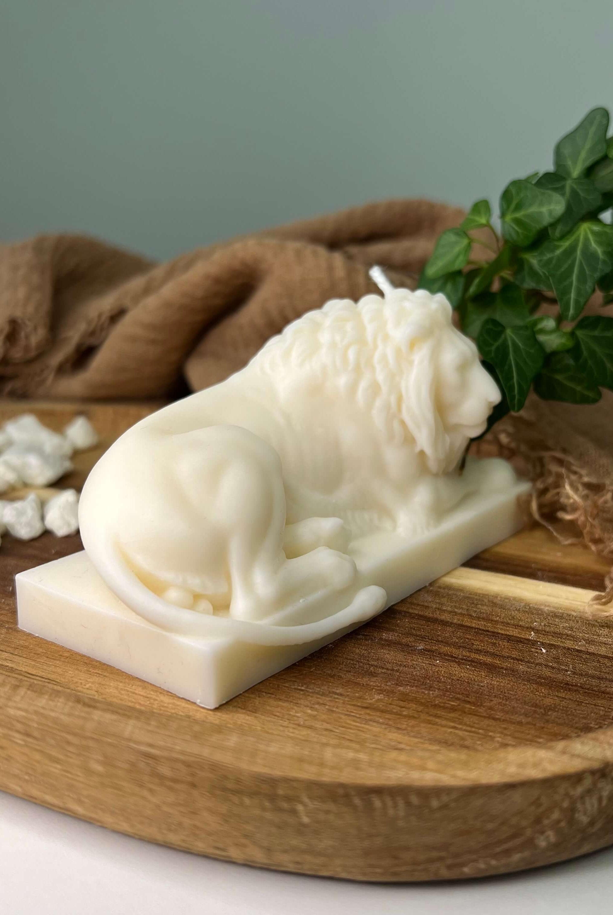 Lion Majesty Glow ist eine Kerze die aussieht wie ein Löwe.