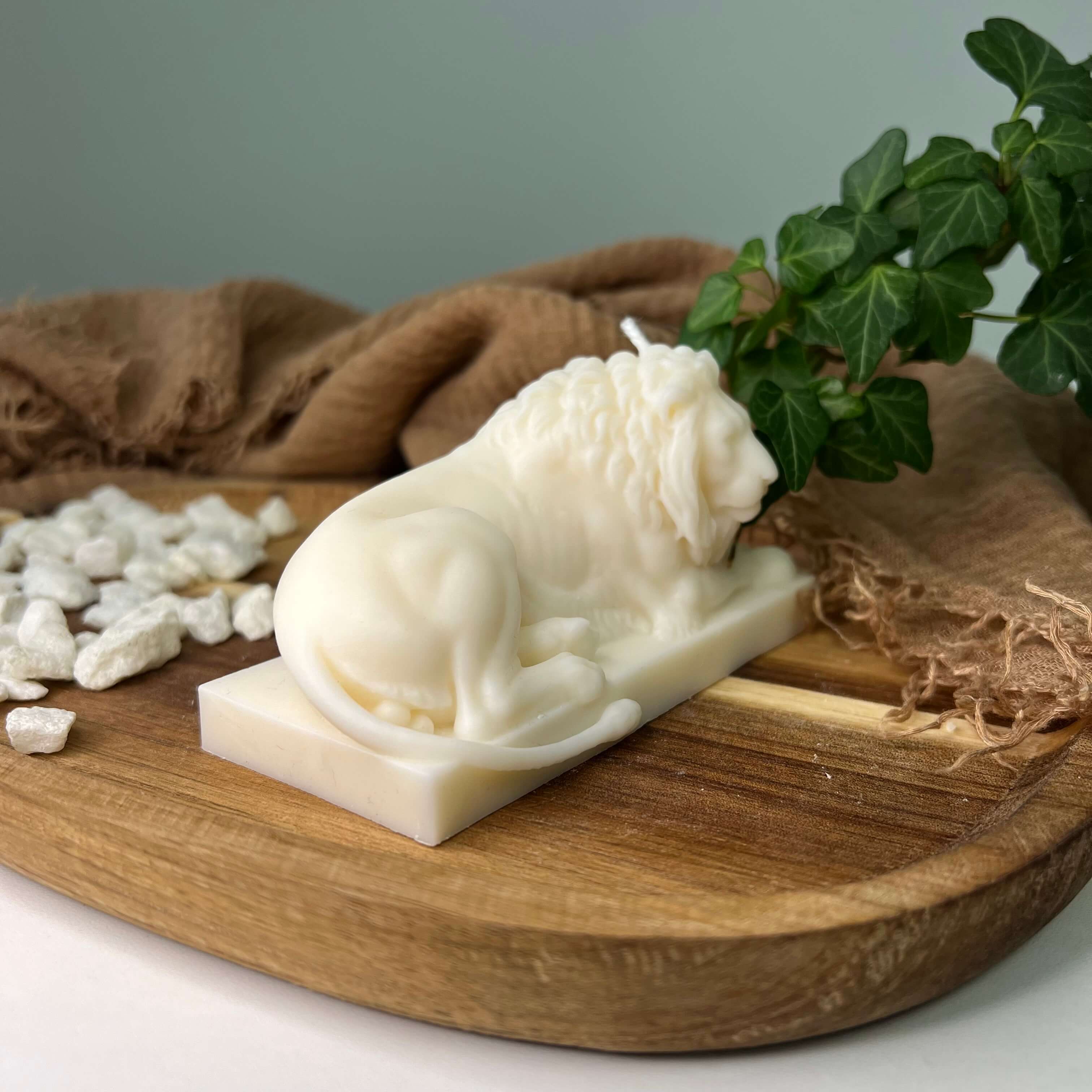 Lion Majesty Glow ist eine Kerze die aussieht wie ein Löwe.