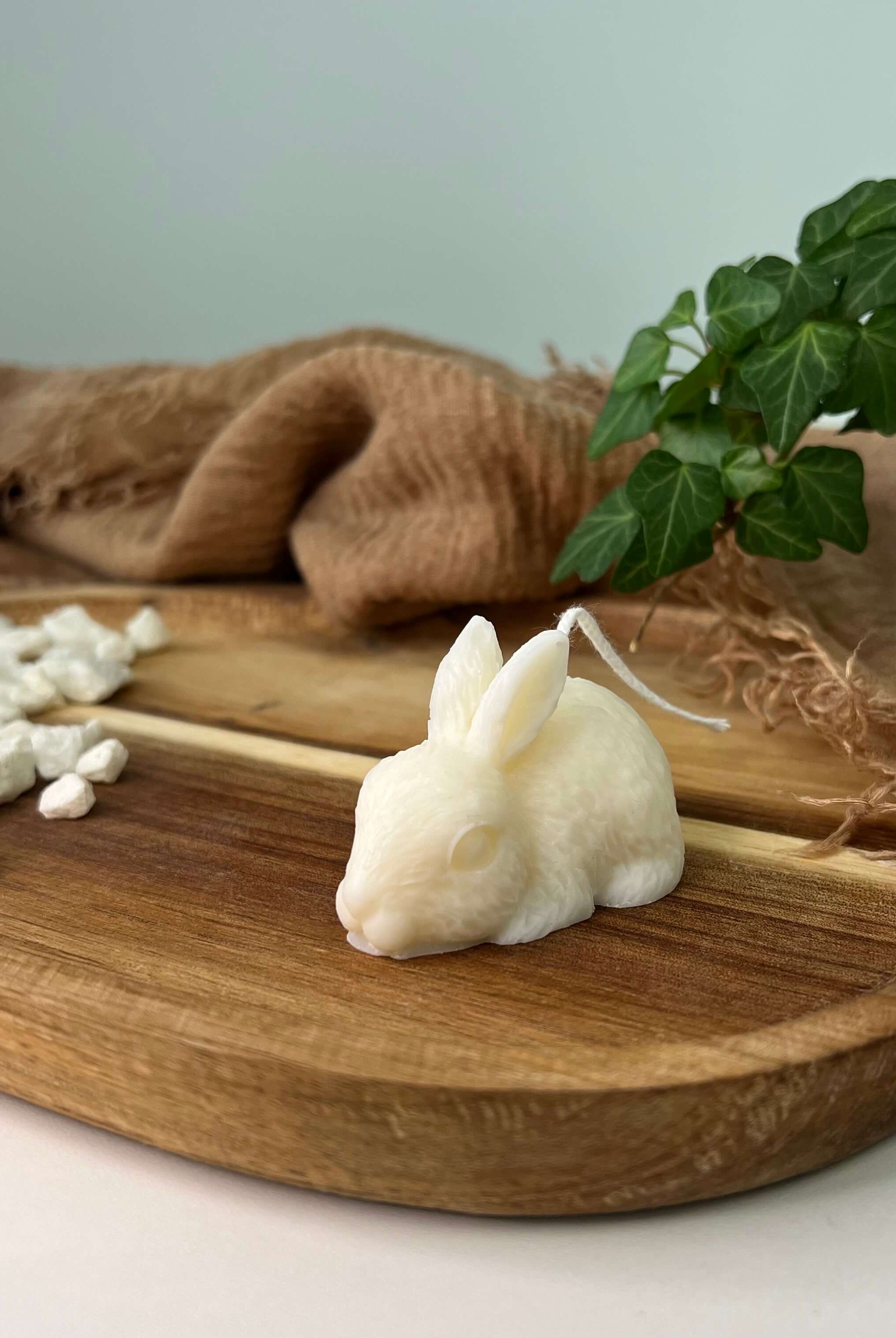 Diese Little Bunny Gleam Kerze, mit ihrem Hasen Design ist ein ästhetisches Kunstwerk. Sie ist ein Unikat und individuell gestaltbar.