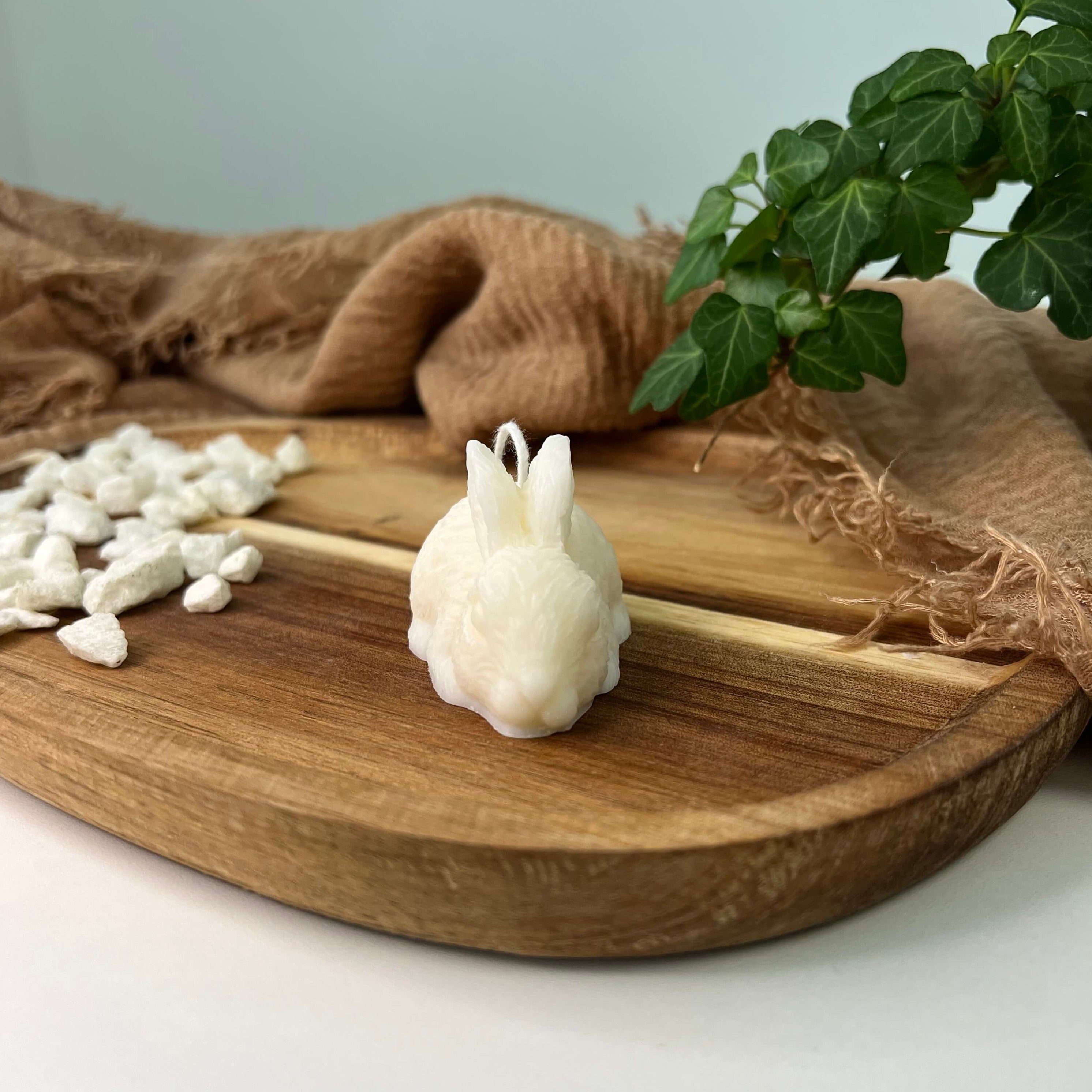 Little Bunny Gleam Hasenkerze. Diese Designerkerze ist in verschiedenen Düften erhältlich. Der Geruch ist entspannend und angenehm.