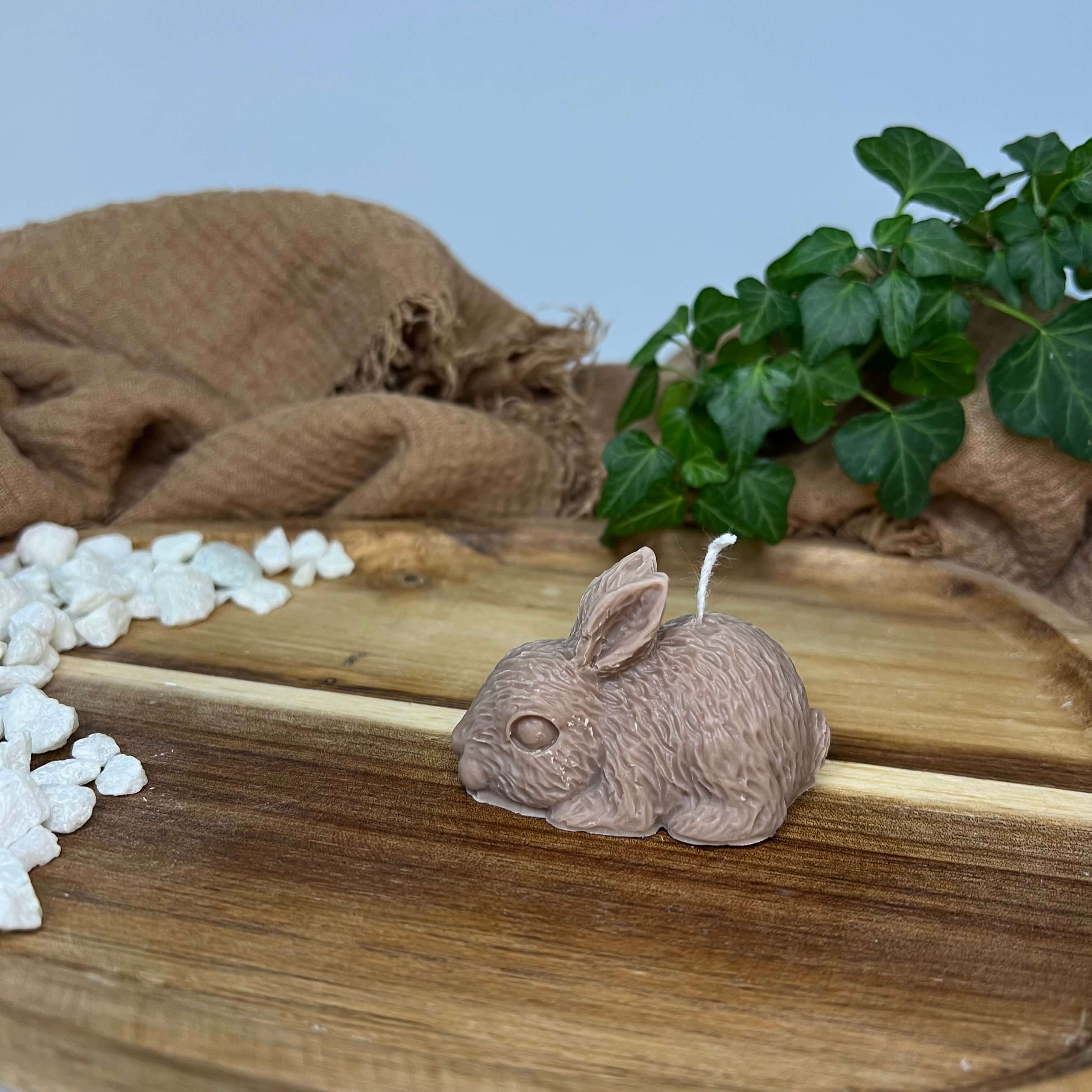 Little Bunny Gleam Hasenkerze. Diese Designerkerze ist in verschiedenen Düften erhältlich. Der Geruch ist entspannend und angenehm. In der Farbe Braun.