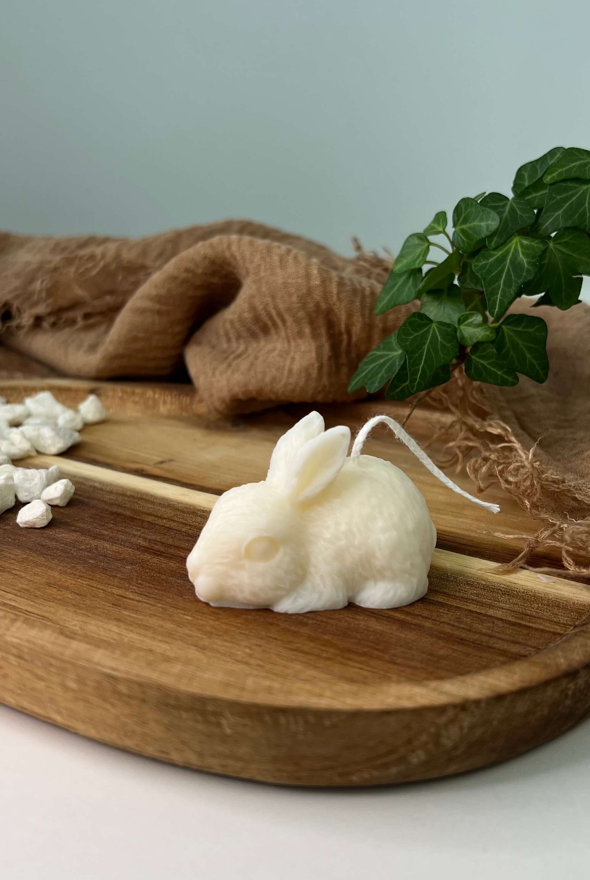 Hier sieht man unsere Little Bunny Gleam Kerze. Diese Hasenkerze ist perfekt als Dekoration geeignet. Mit ihrem einzigartigen und individuellen Aussehen verzaubert sie jedes Zuhause.