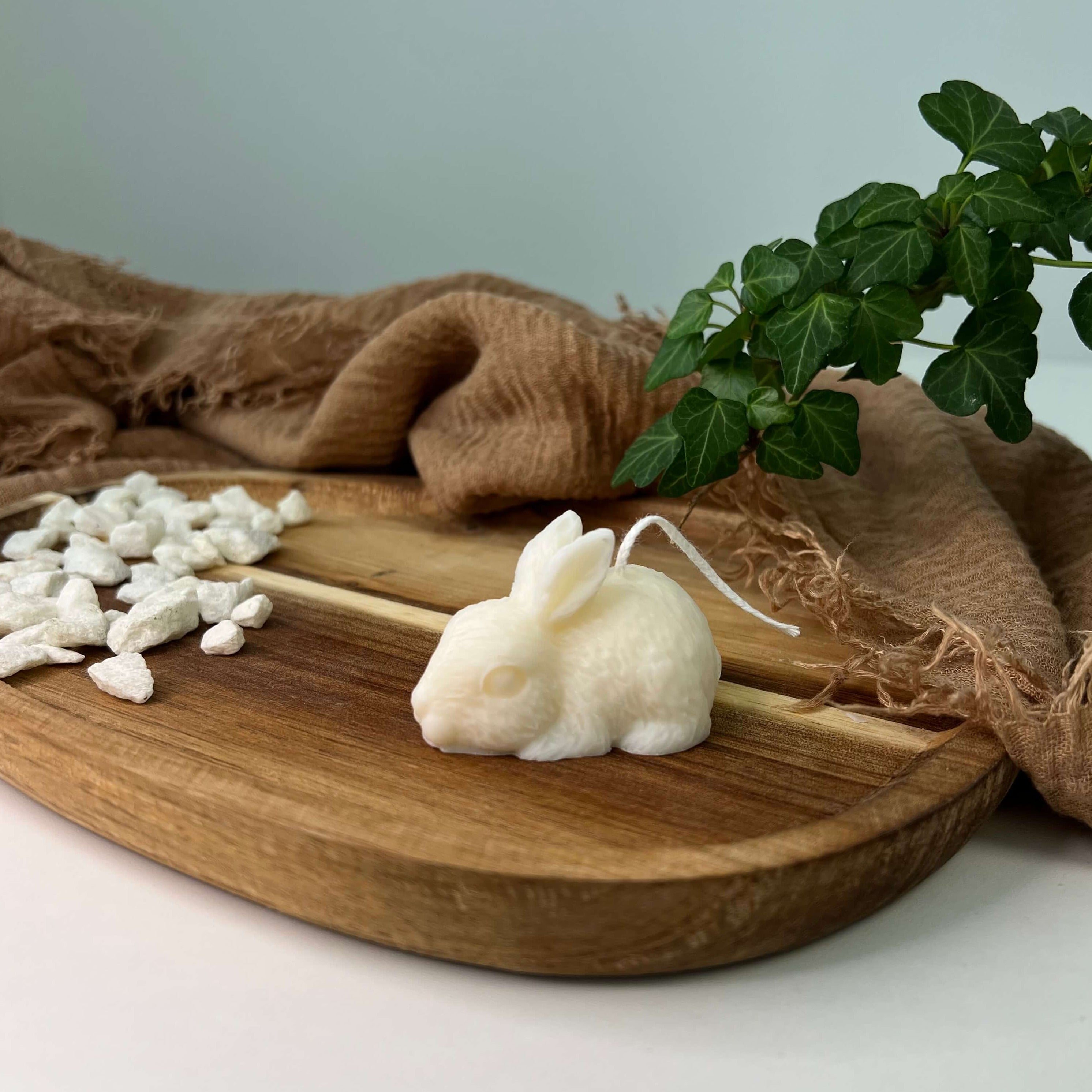 Hier sieht man unsere Little Bunny Gleam Kerze. Diese Hasenkerze ist perfekt als Dekoration geeignet. Mit ihrem einzigartigen und individuellen Aussehen verzaubert sie jedes Zuhause.