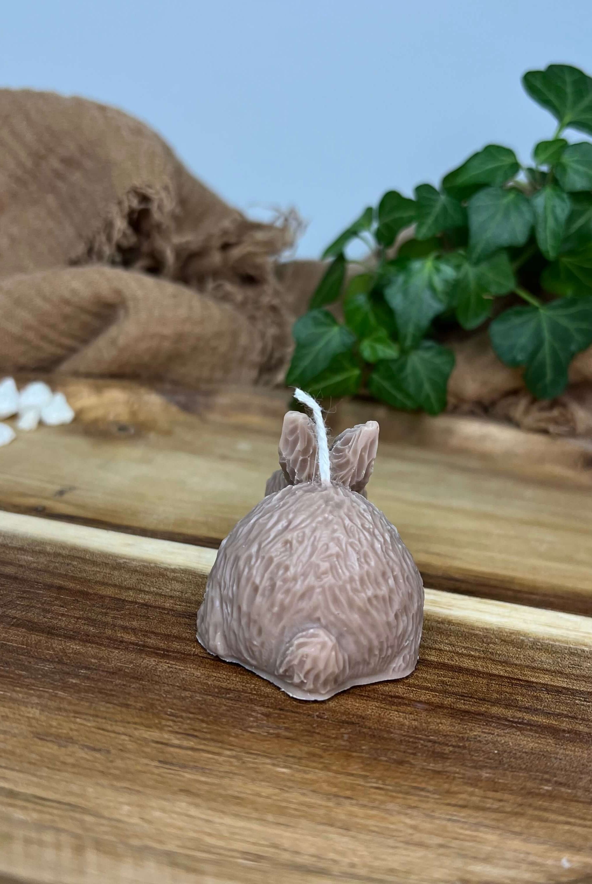 Die Little Bunny Gleam Sojawachs Kerze aus Handarbeit ist die ideale Osterkerze. In Braun.
