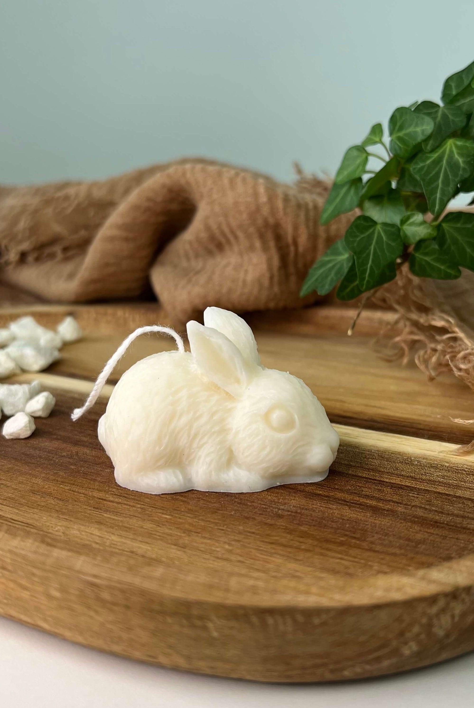 Dargestellt ist hier die Hasenkerze Little Bunny Gleam. Sie ist perfekt als Geschenk geeignet für Geburtstage, Ostern und Weihnachten.