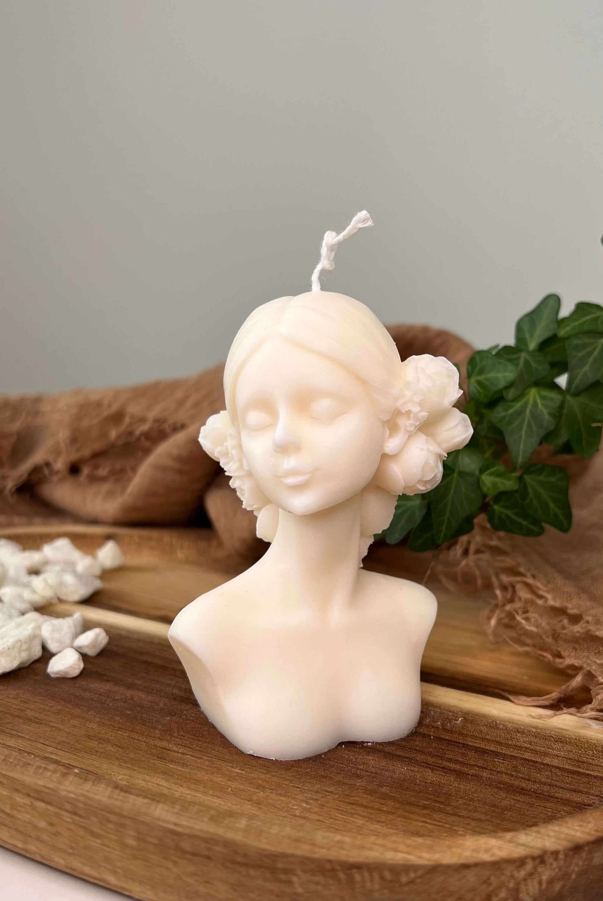 Unsere Madame Lumière Kerze aus Sojawachs ist perfekt als Weihnachtskerze, Osterkerze oder als Verlobungskerze wie auch Hochzeitskerze geeignet. Mit ihrem einzigartigen Design drückt sie einen gewissen Charme aus.