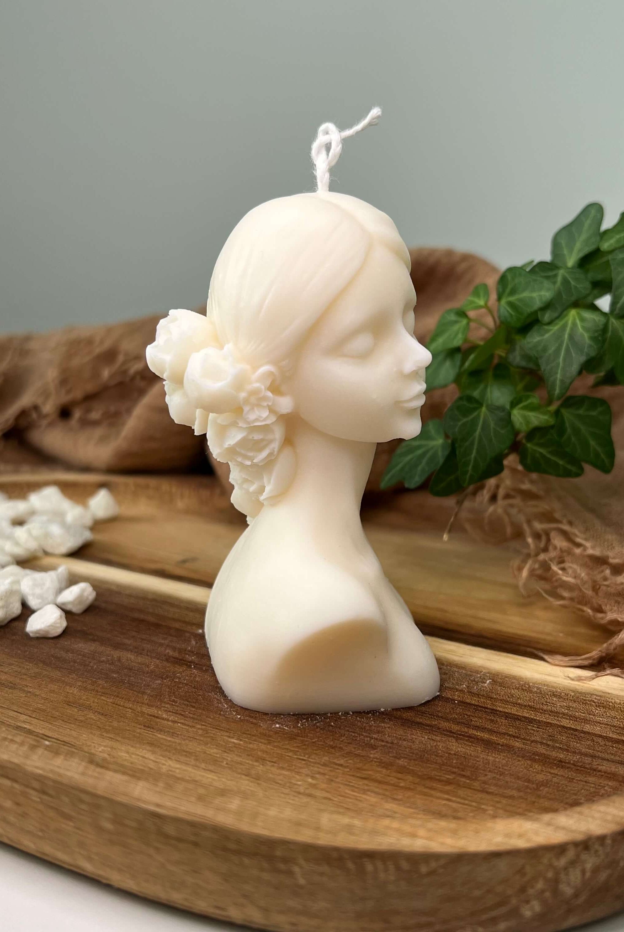 Madame Lumière. Diese Kerze besteht aus Bio-Sojawachs und wurde durch Handarbeit hergestellt.