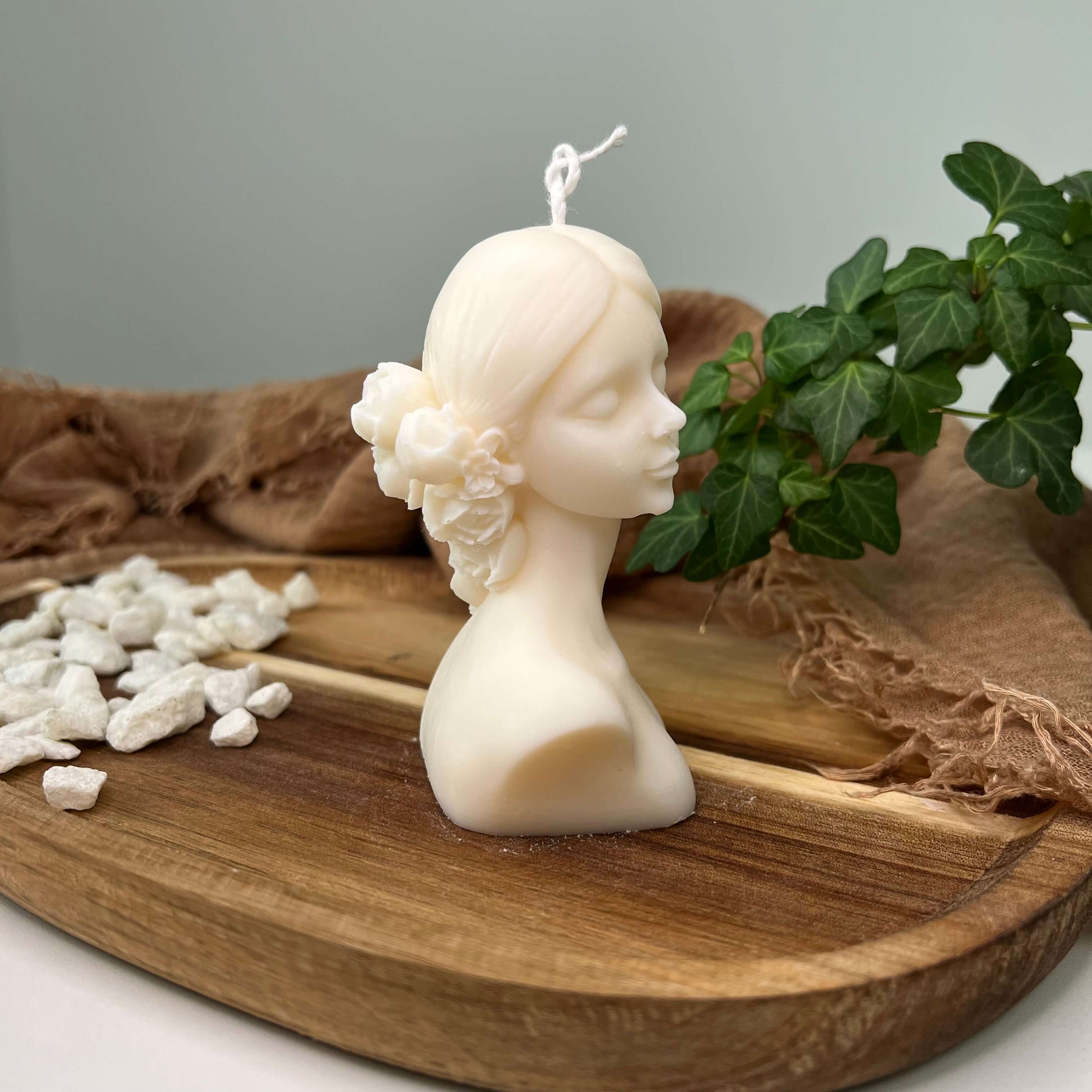 Madame Lumière. Diese Kerze besteht aus Bio-Sojawachs und wurde durch Handarbeit hergestellt.