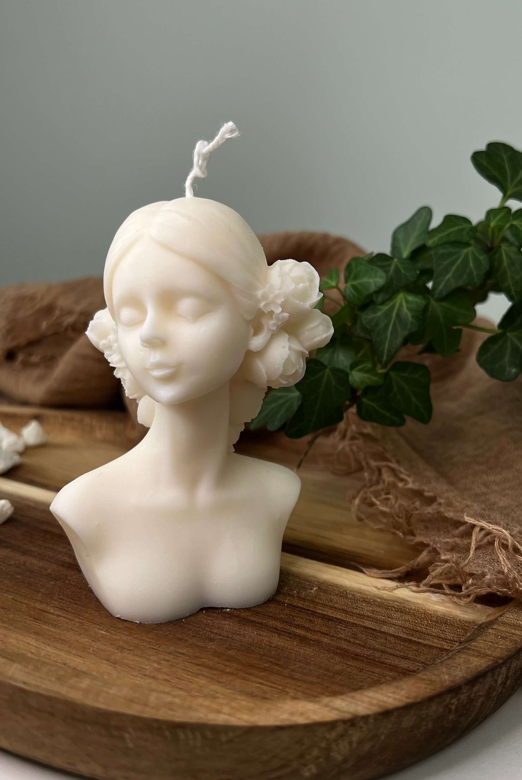 Hier sieht man unsere Madame Lumière Kerze. Sie sieht aus wie eine elegante Dame und ist perfekt als Dekoration geeignet.