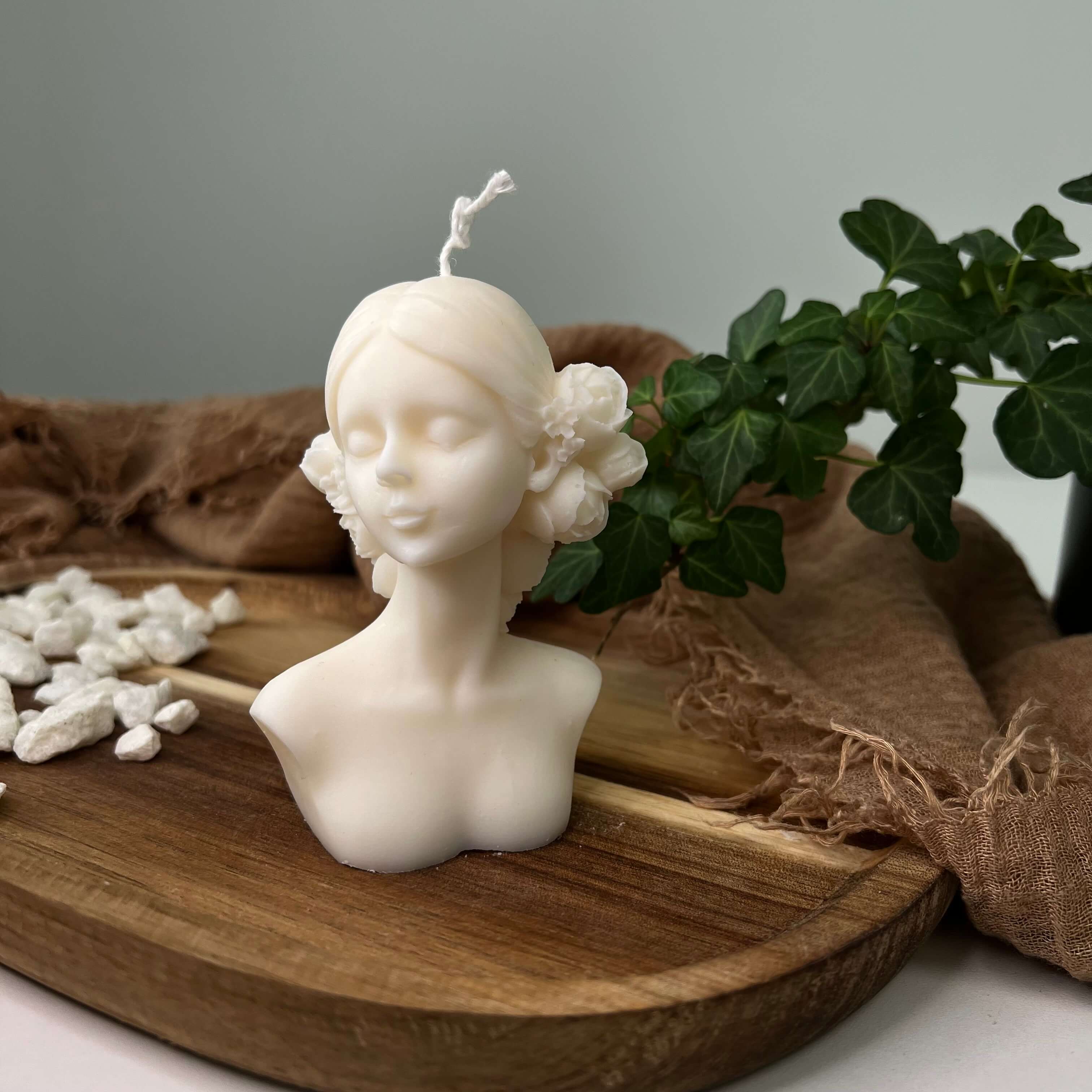 Hier sieht man unsere Madame Lumière Kerze. Sie sieht aus wie eine elegante Dame und ist perfekt als Dekoration geeignet.