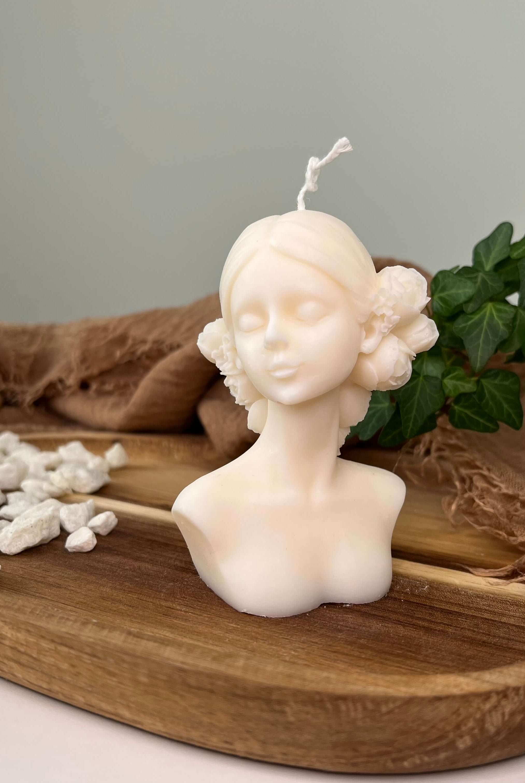 Hier sieht man die Madame Lumière Kerze. Sie ist elegant und ästhetisch. Handgefertigt aus veganem Sojawachs.