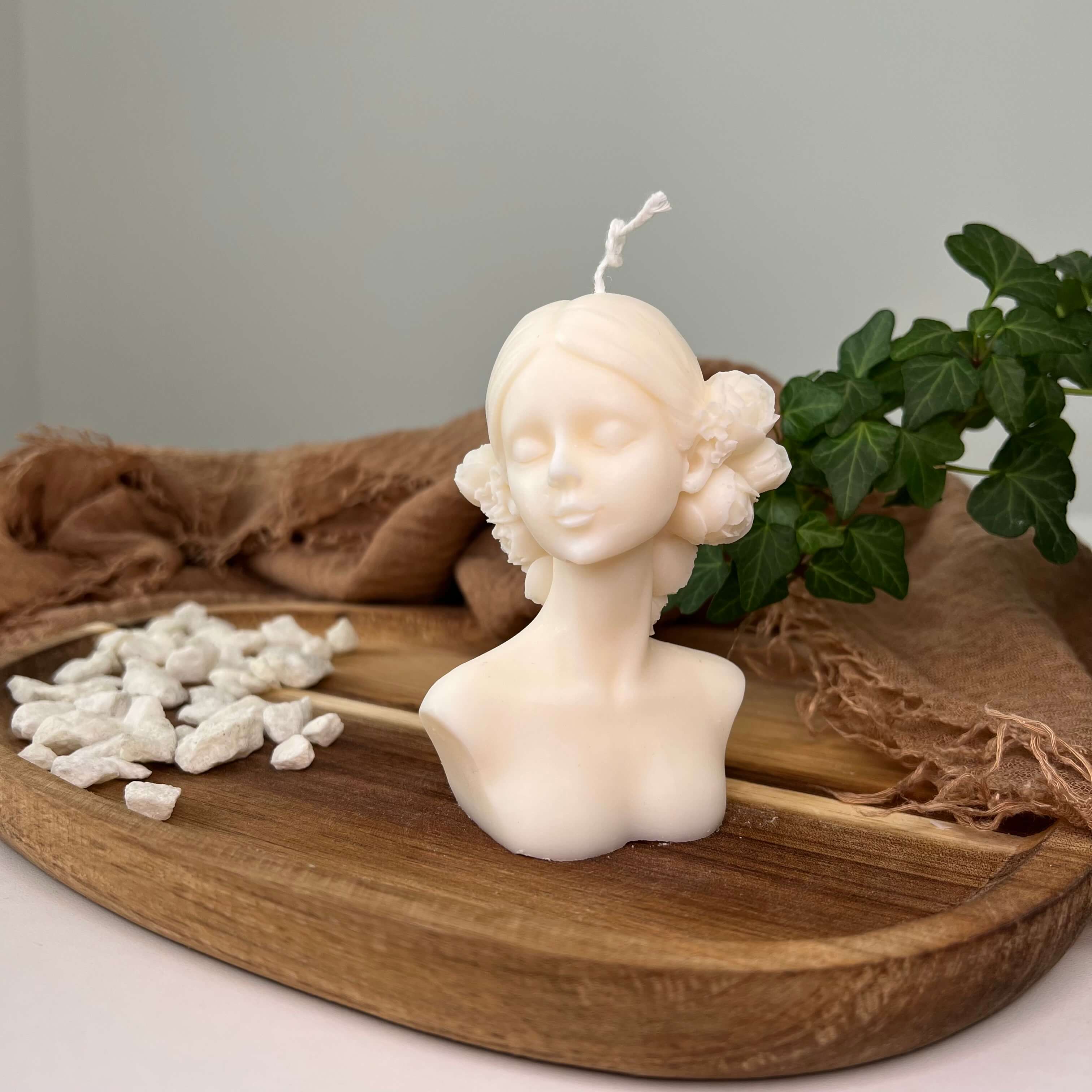 Hier sieht man die Madame Lumière Kerze. Sie ist elegant und ästhetisch. Handgefertigt aus veganem Sojawachs.