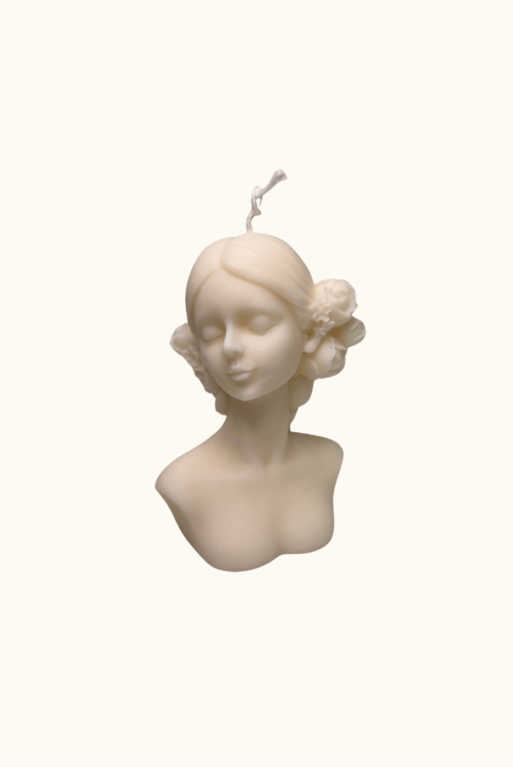 Auf diesem Bild sieht man unsere Madame Lumière Kerze. Sie ist handgemacht aus Sojawachs und nachhaltig, sowie umweltfreundlich.