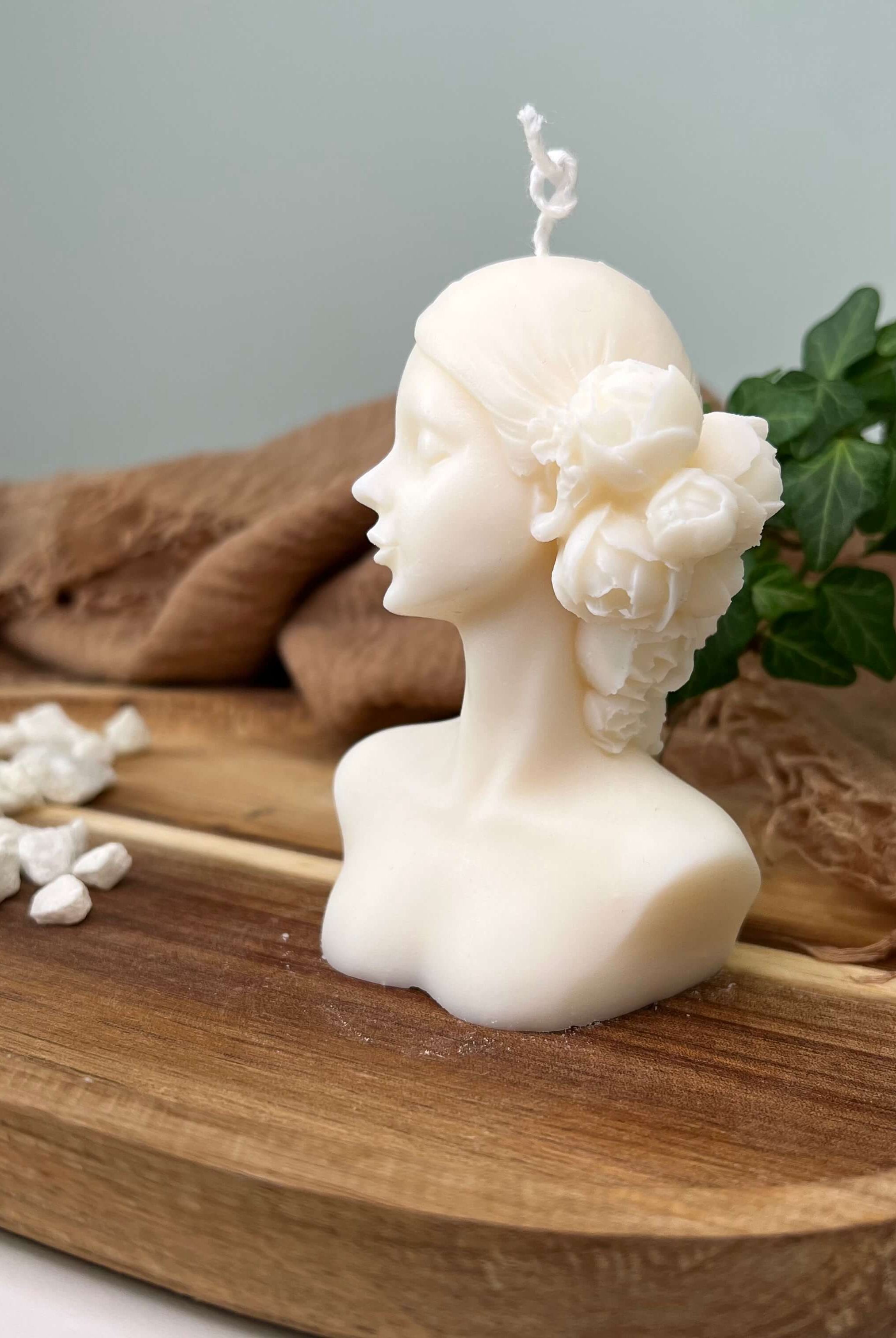 Die Kerze Madame Lumière sieh aus wie eine Frau. Sie ist perfekt als Weihnachtsgeschenk, Geburtstagsgeschenk oder auch als Ostergeschenk geeignet. Ihr hochwertiges Sojawachs ist aus Hand gegossen.